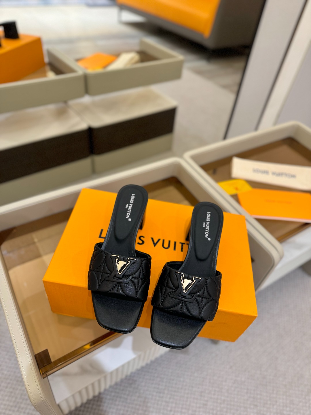 
【代购级】、Louis Vuitton 2025 款官网系列拖鞋！完美楦型、LV最新电绣纹工艺、更显优