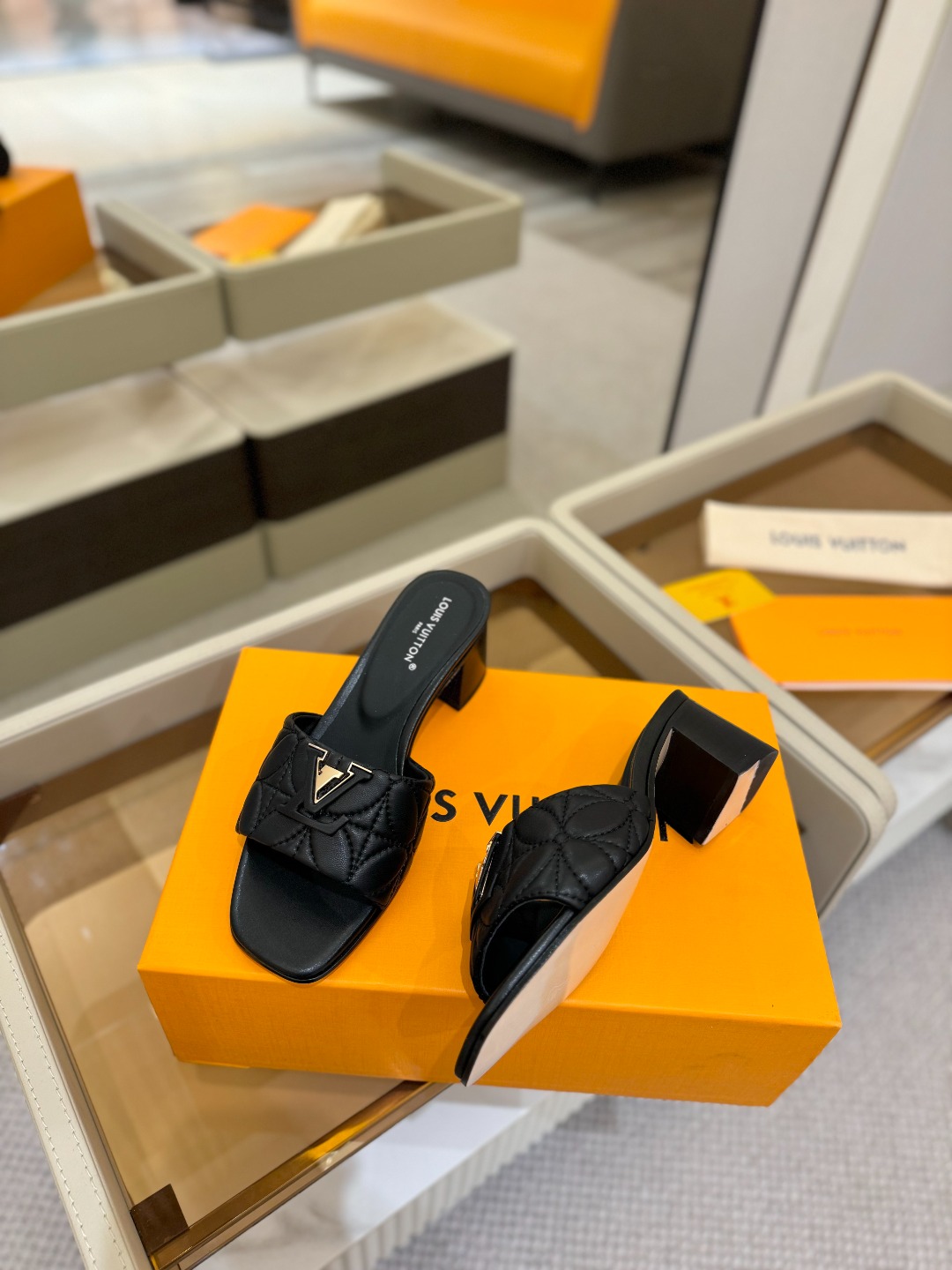 
【代购级】、Louis Vuitton 2025 款官网系列拖鞋！完美楦型、LV最新电绣纹工艺、更显优