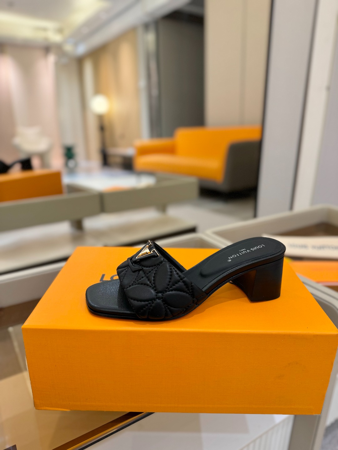 
【代购级】、Louis Vuitton 2025 款官网系列拖鞋！完美楦型、LV最新电绣纹工艺、更显优