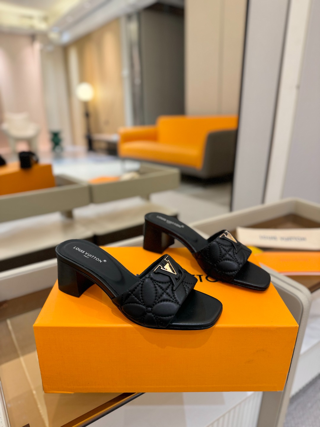 
【代购级】、Louis Vuitton 2025 款官网系列拖鞋！完美楦型、LV最新电绣纹工艺、更显优