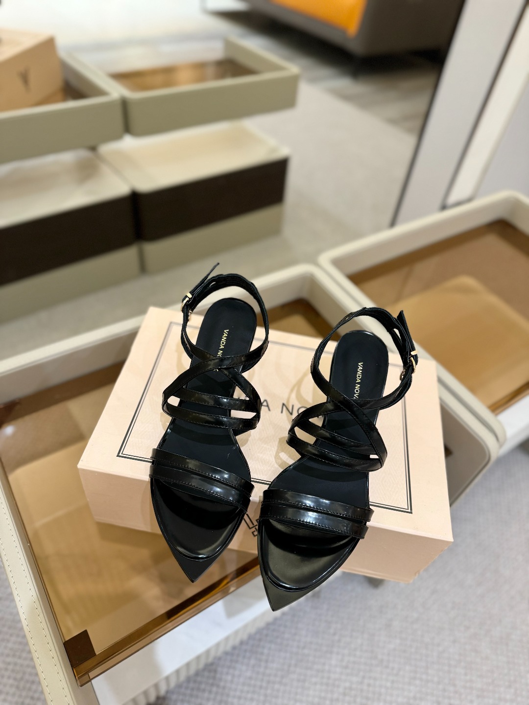 
  2025 春秋 新款全网毒家授权销售
VANDA NOVAK来自意大利品牌  全网独家
     