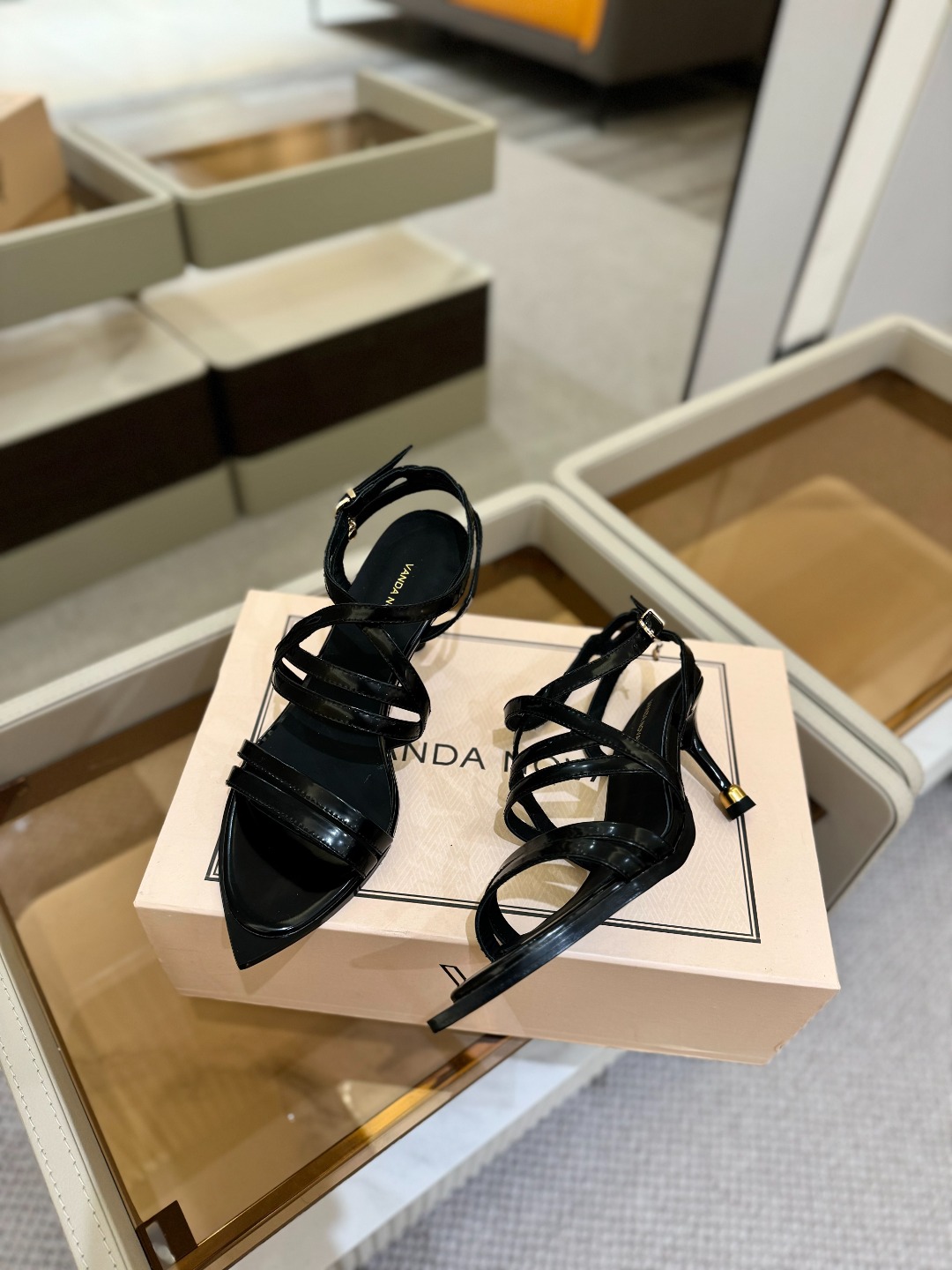 
  2025 春秋 新款全网毒家授权销售
VANDA NOVAK来自意大利品牌  全网独家
     