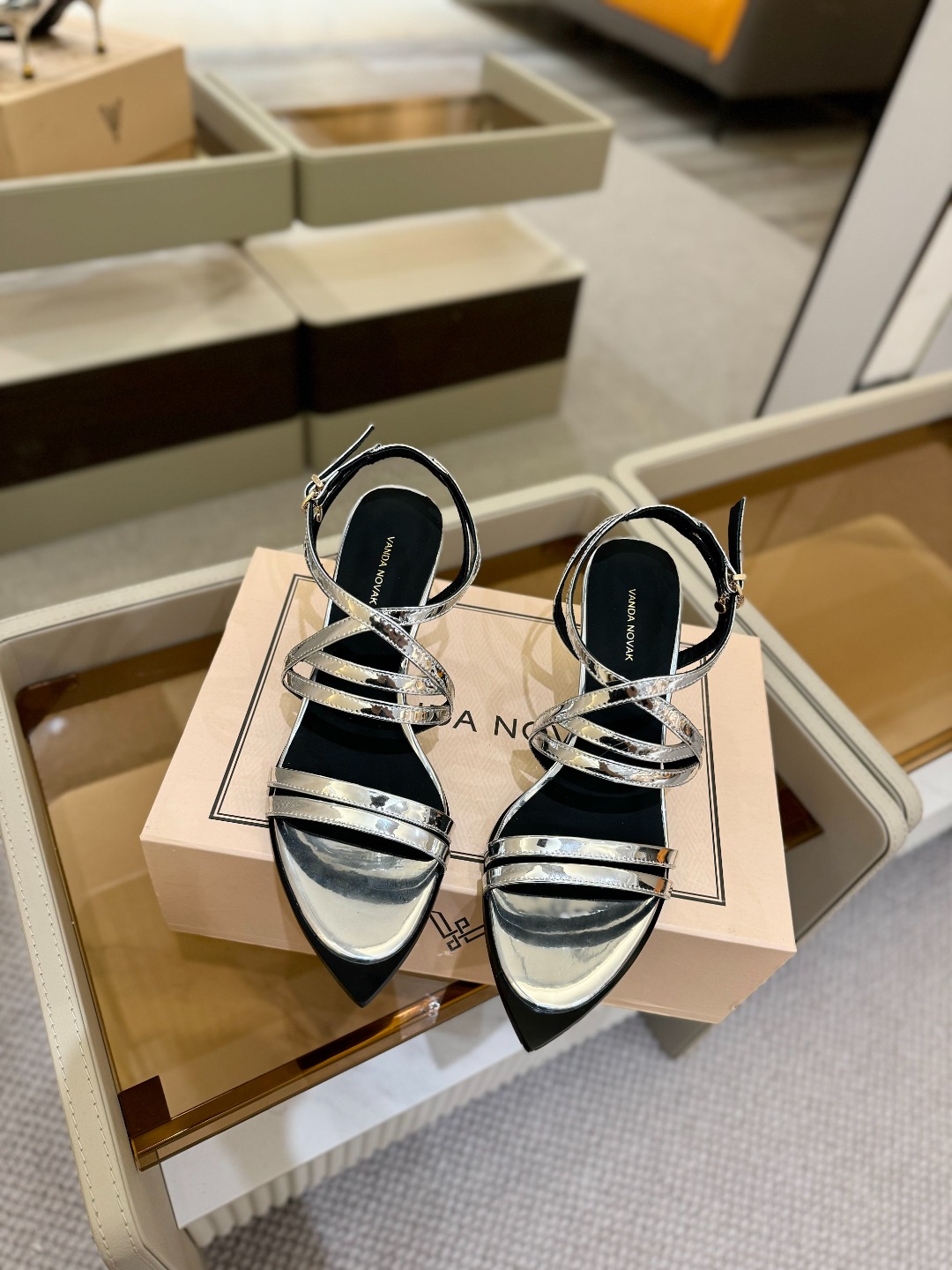 
  2025 春秋 新款全网毒家授权销售
VANDA NOVAK来自意大利品牌  全网独家
     