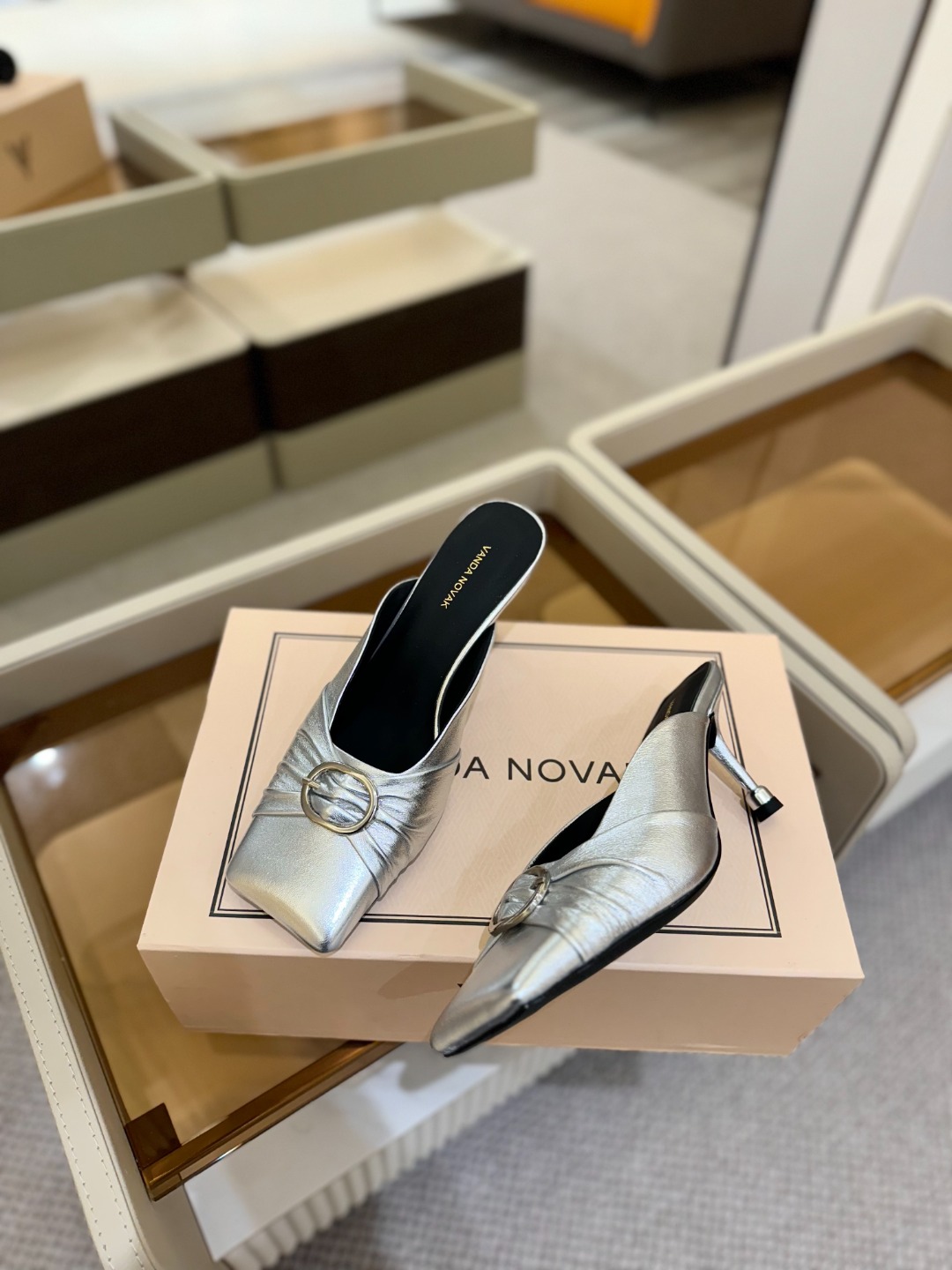  
 2025春秋新款全网毒家授权销售
VANDA NOVAK来自意大利品牌  全网独家
       