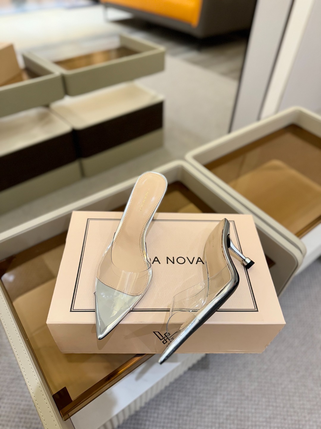  
 2025春秋新款全网毒家授权销售
VANDA NOVAK来自意大利品牌  全网独家
       