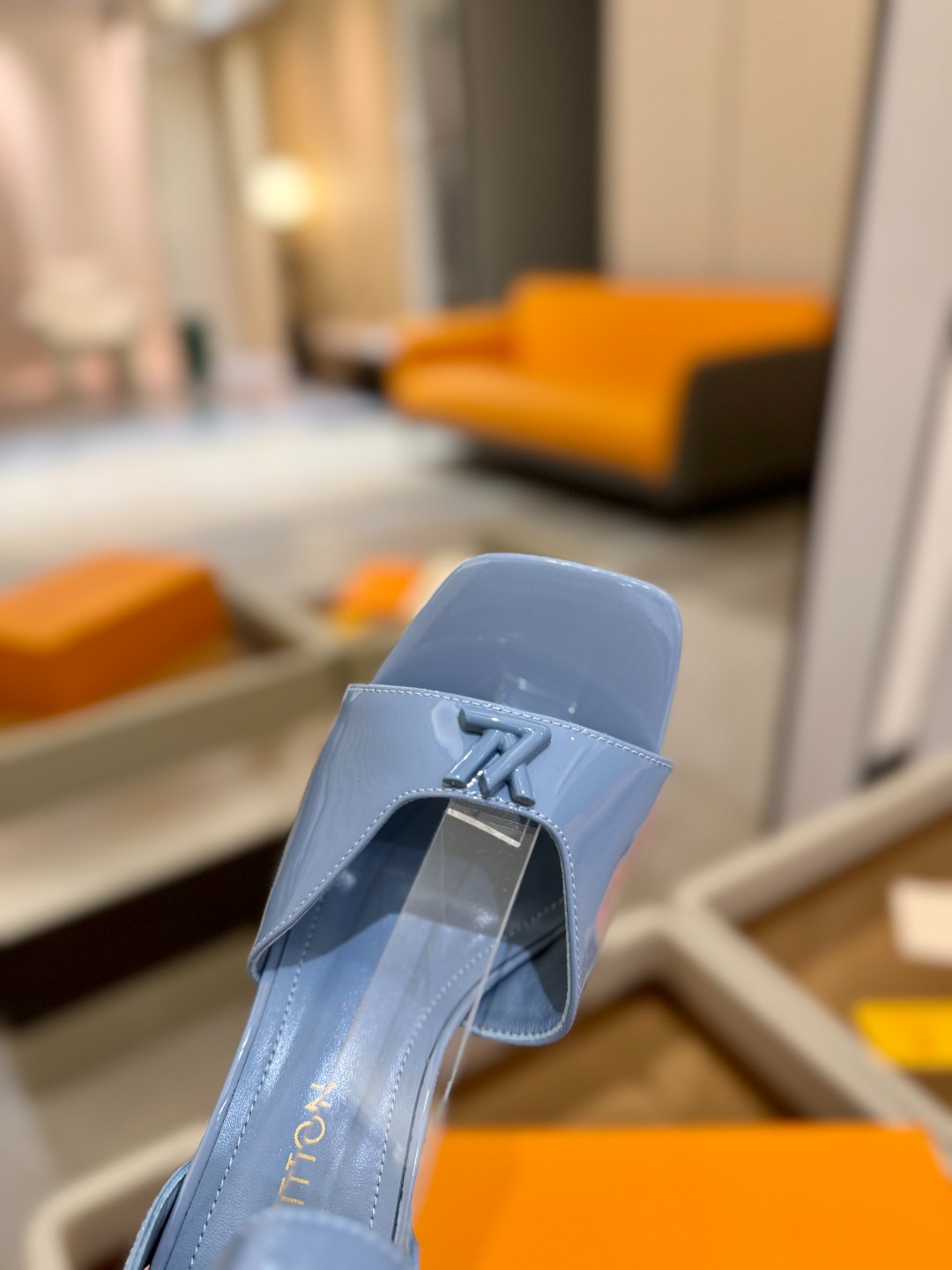 
2025   L✔️ 家 春夏款专柜最新走秀凉鞋、官网系列同步更新、完美楦型+小V扣设计、再现经典、款