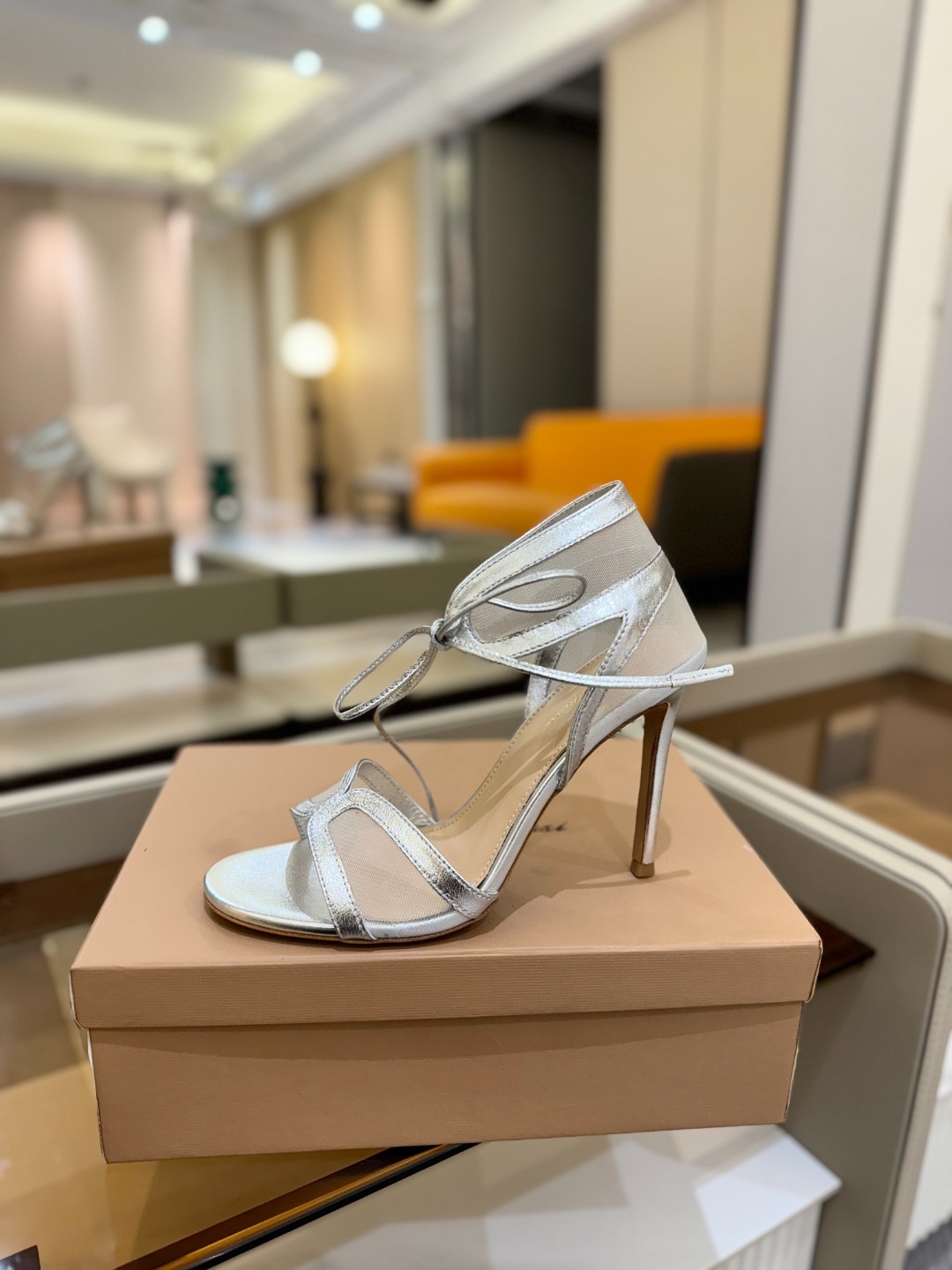 Gianvito rossi
💕2025𝙨𝙨 这款高跟鞋
极简主义的 Elle、Gianvi