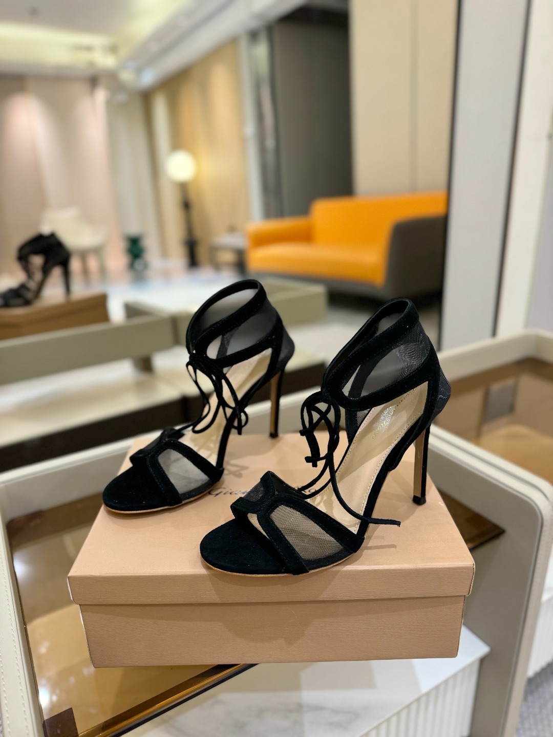 Gianvito rossi
💕2025𝙨𝙨 这款高跟鞋
极简主义的 Elle、Gianvi