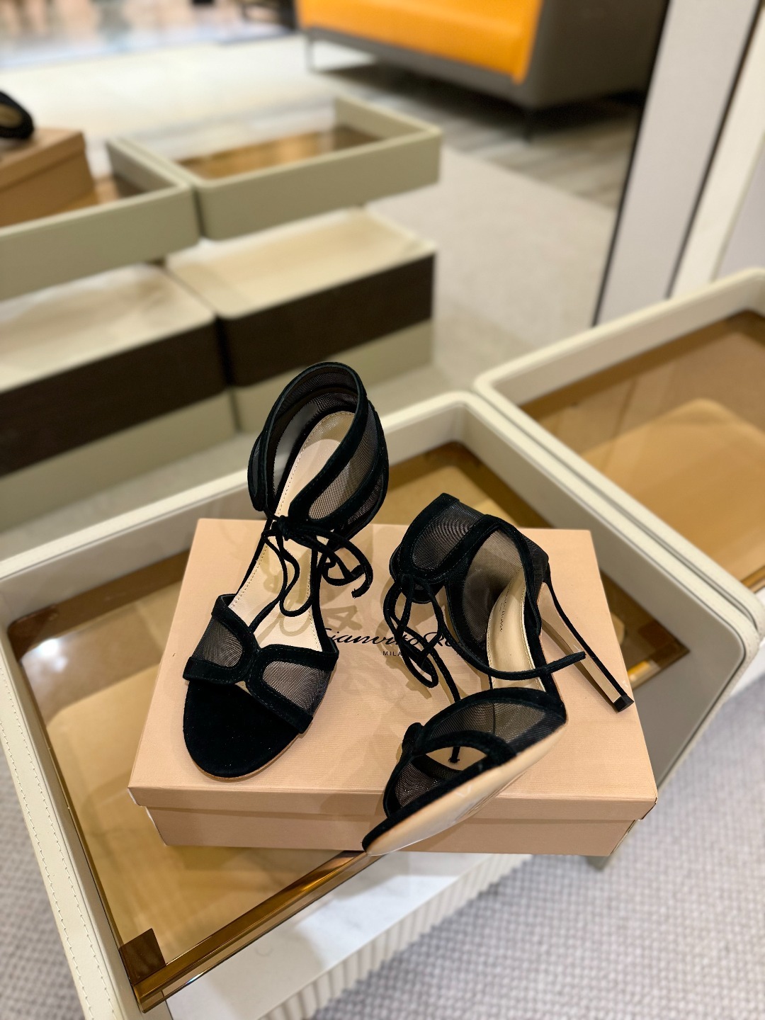 Gianvito rossi
💕2025𝙨𝙨 这款高跟鞋
极简主义的 Elle、Gianvi
