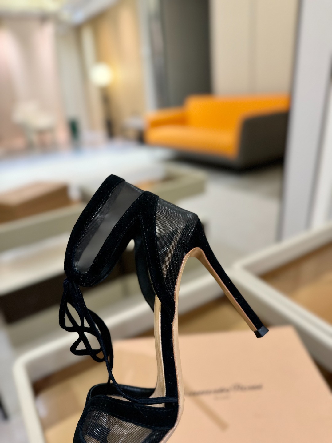 Gianvito rossi
💕2025𝙨𝙨 这款高跟鞋
极简主义的 Elle、Gianvi