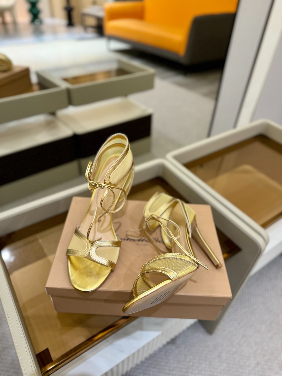 Gianvito rossi
💕2025𝙨𝙨 这款高跟鞋
极简主义的 Elle、Gianvi