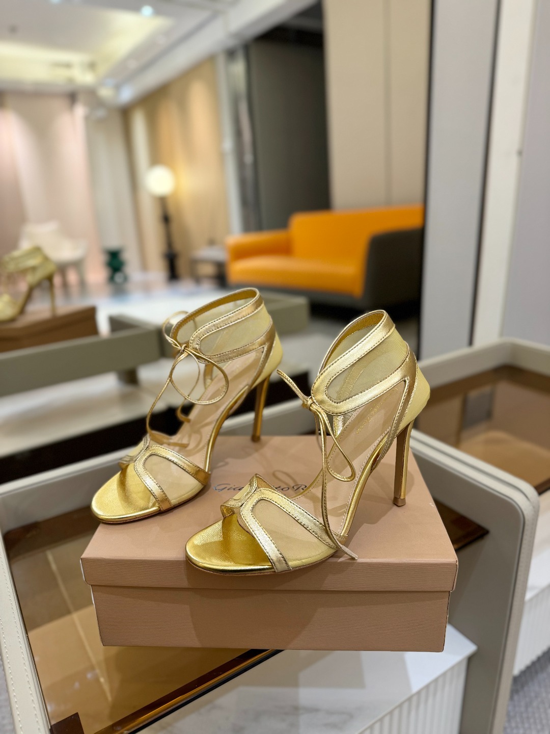 Gianvito rossi
💕2025𝙨𝙨 这款高跟鞋
极简主义的 Elle、Gianvi