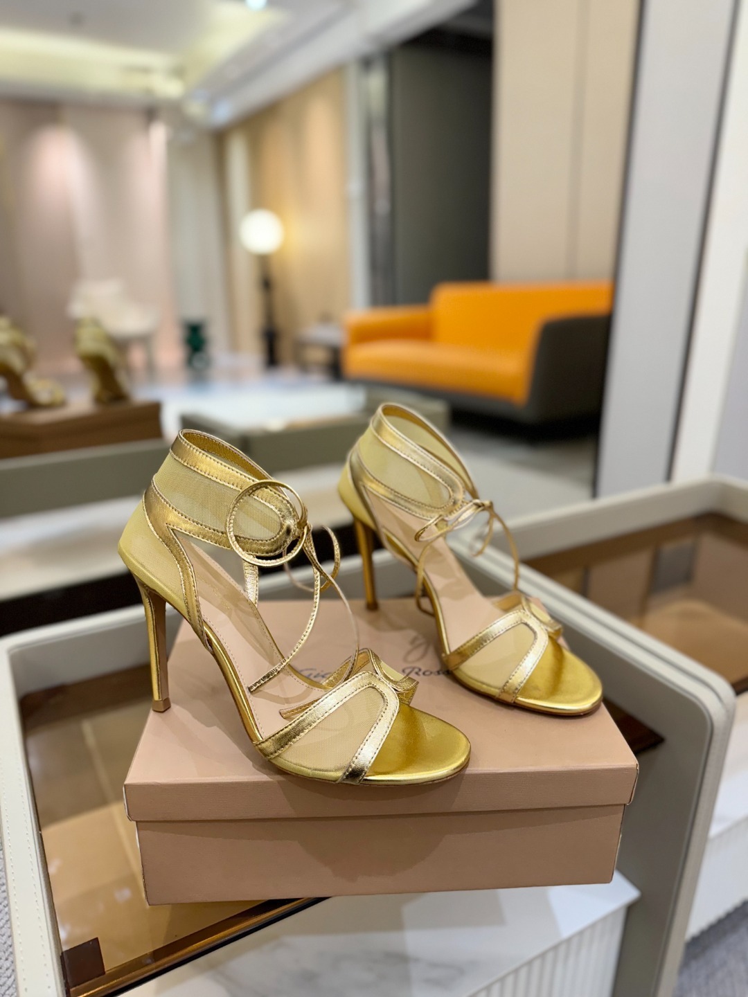 Gianvito rossi
💕2025𝙨𝙨 这款高跟鞋
极简主义的 Elle、Gianvi