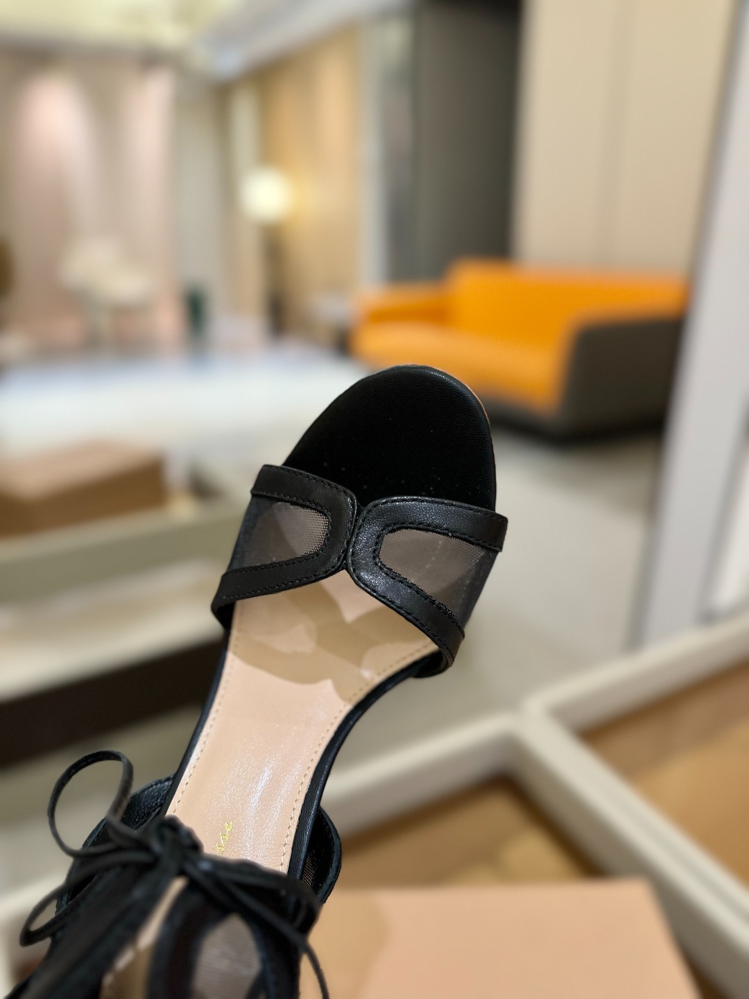 Gianvito rossi
💕2025𝙨𝙨 这款高跟鞋
极简主义的 Elle、Gianvi
