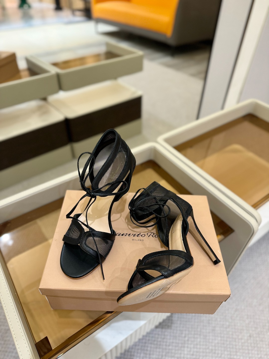 Gianvito rossi
💕2025𝙨𝙨 这款高跟鞋
极简主义的 Elle、Gianvi