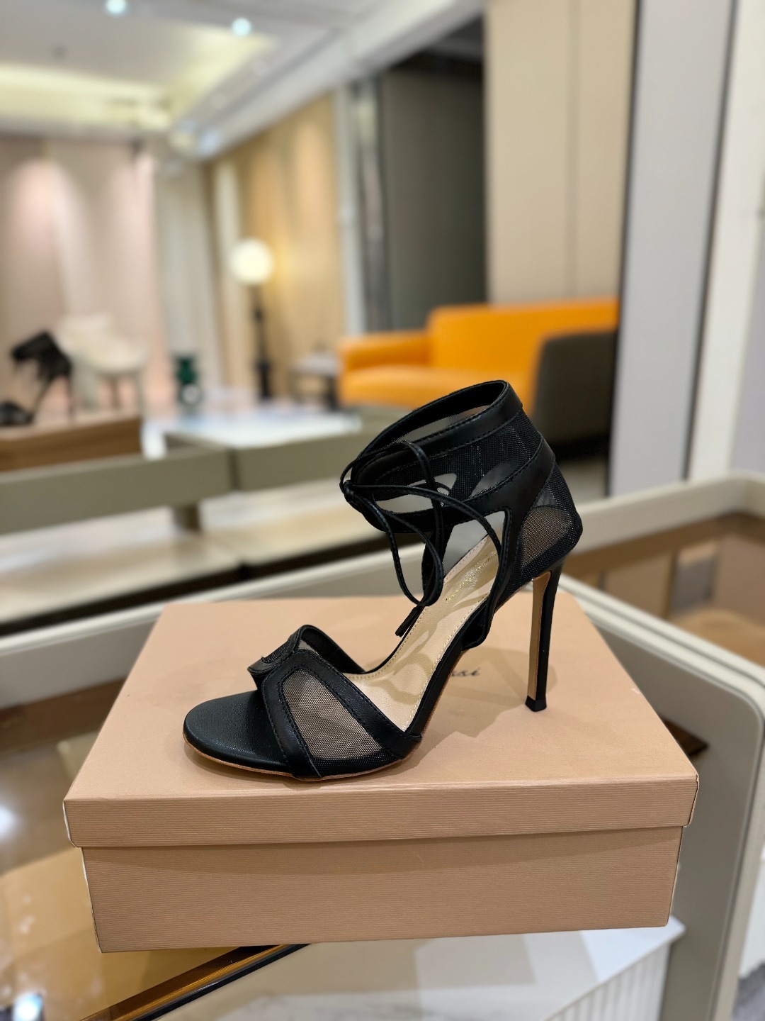Gianvito rossi
💕2025𝙨𝙨 这款高跟鞋
极简主义的 Elle、Gianvi