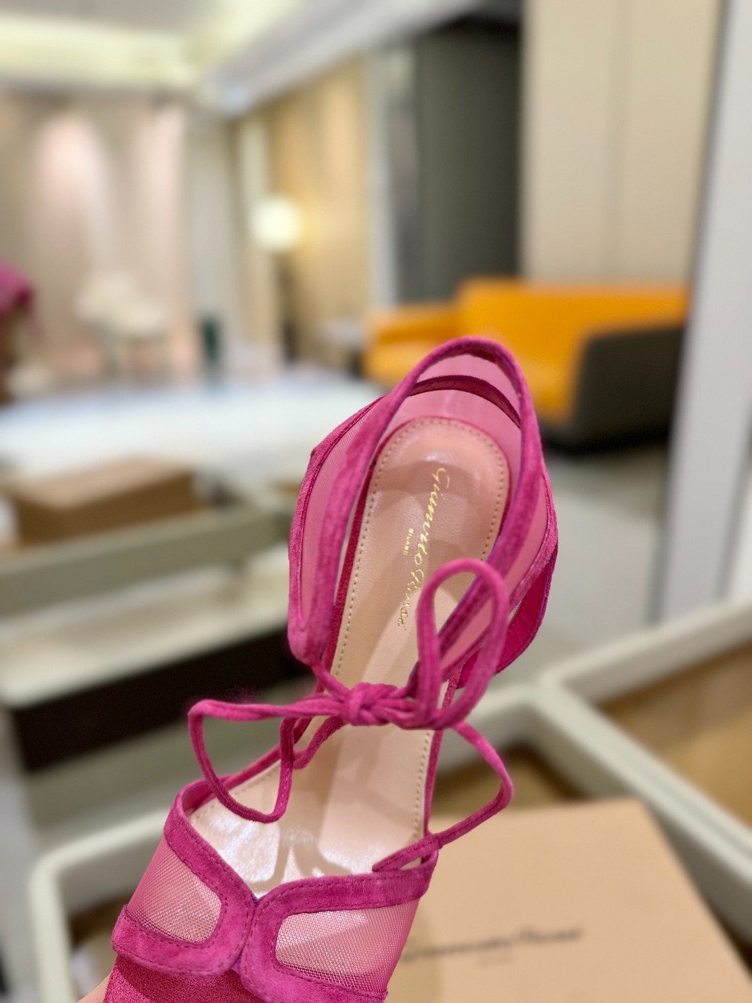 Gianvito rossi
💕2025𝙨𝙨 这款高跟鞋
极简主义的 Elle、Gianvi