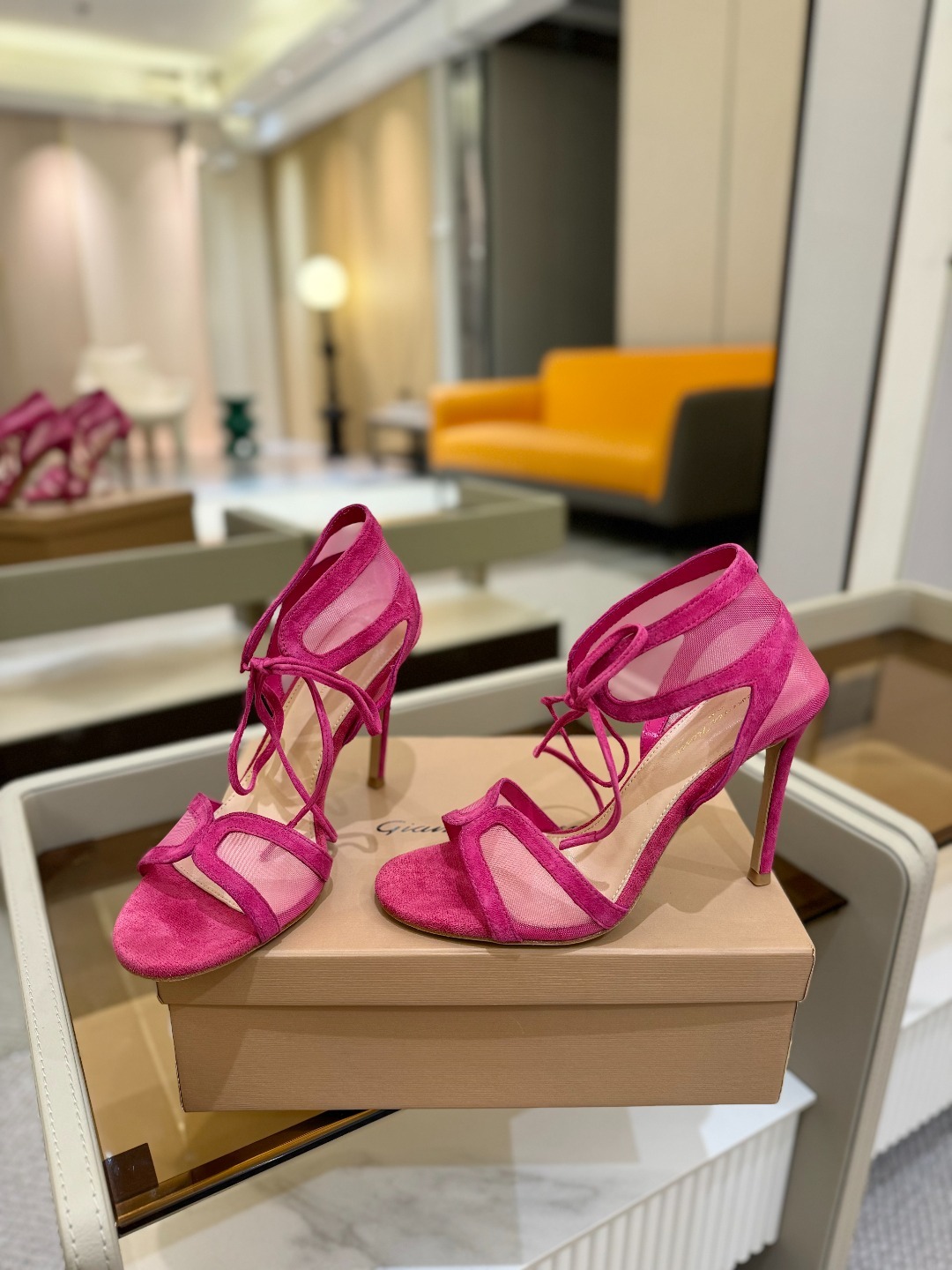 Gianvito rossi
💕2025𝙨𝙨 这款高跟鞋
极简主义的 Elle、Gianvi