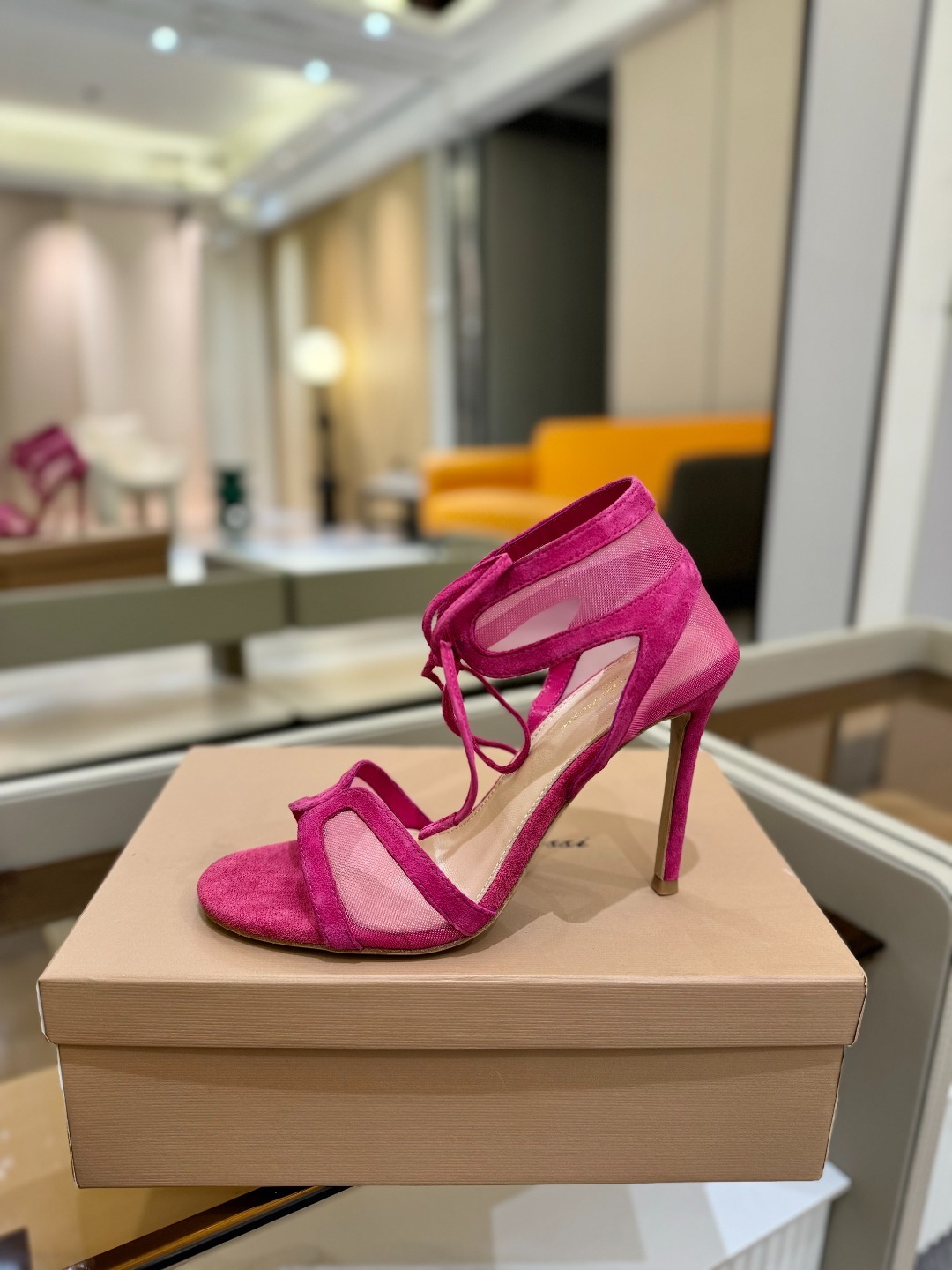 Gianvito rossi
💕2025𝙨𝙨 这款高跟鞋
极简主义的 Elle、Gianvi