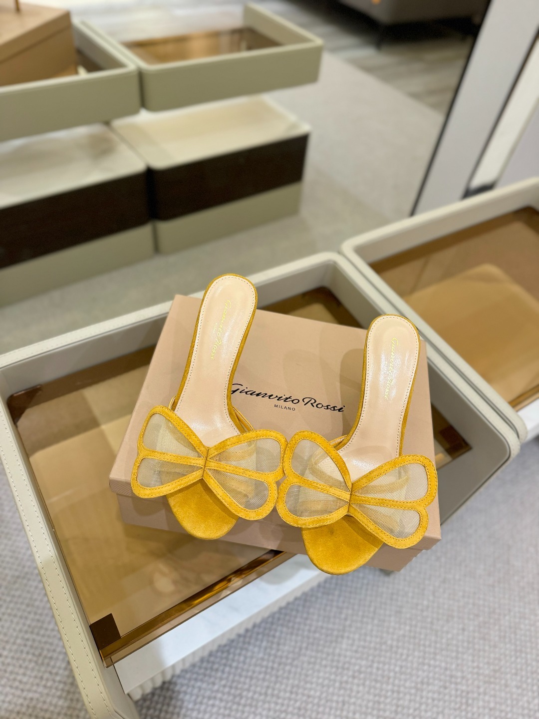 {拖鞋系}
Gianvito rossi
💕2025𝙨𝙨 这款高跟拖鞋
极简主义