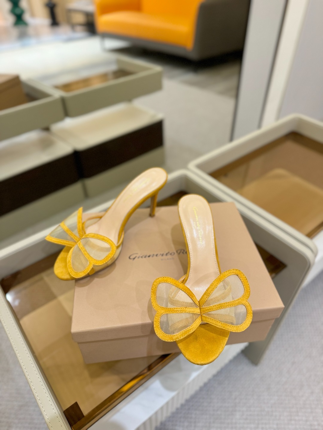 {拖鞋系}
Gianvito rossi
💕2025𝙨𝙨 这款高跟拖鞋
极简主义