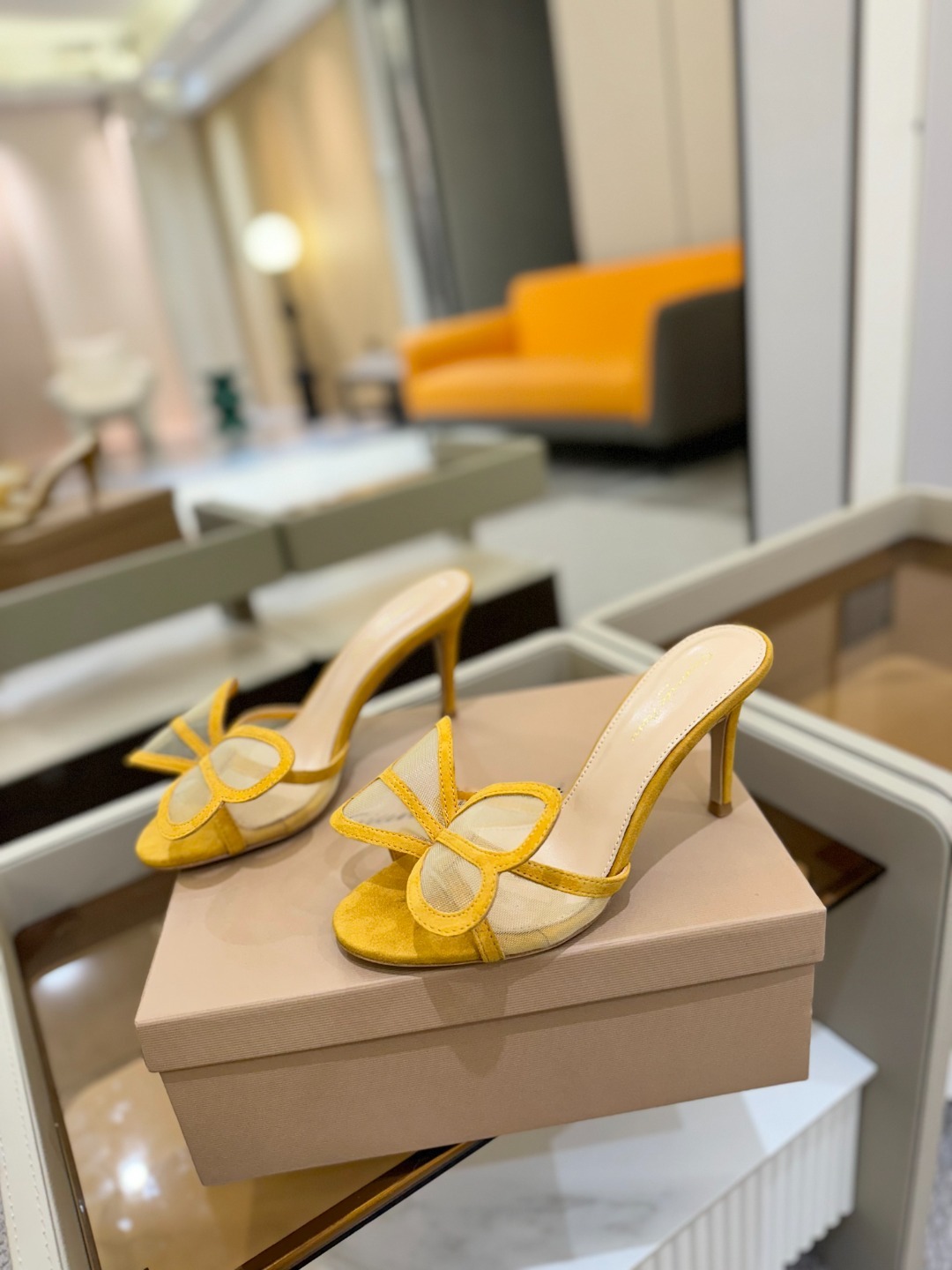 {拖鞋系}
Gianvito rossi
💕2025𝙨𝙨 这款高跟拖鞋
极简主义
