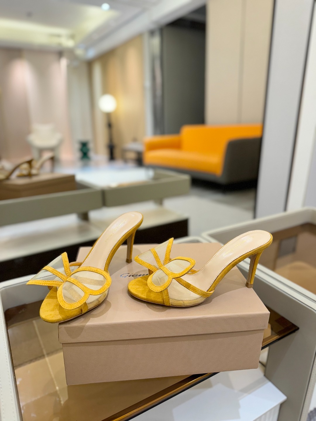 {拖鞋系}
Gianvito rossi
💕2025𝙨𝙨 这款高跟拖鞋
极简主义