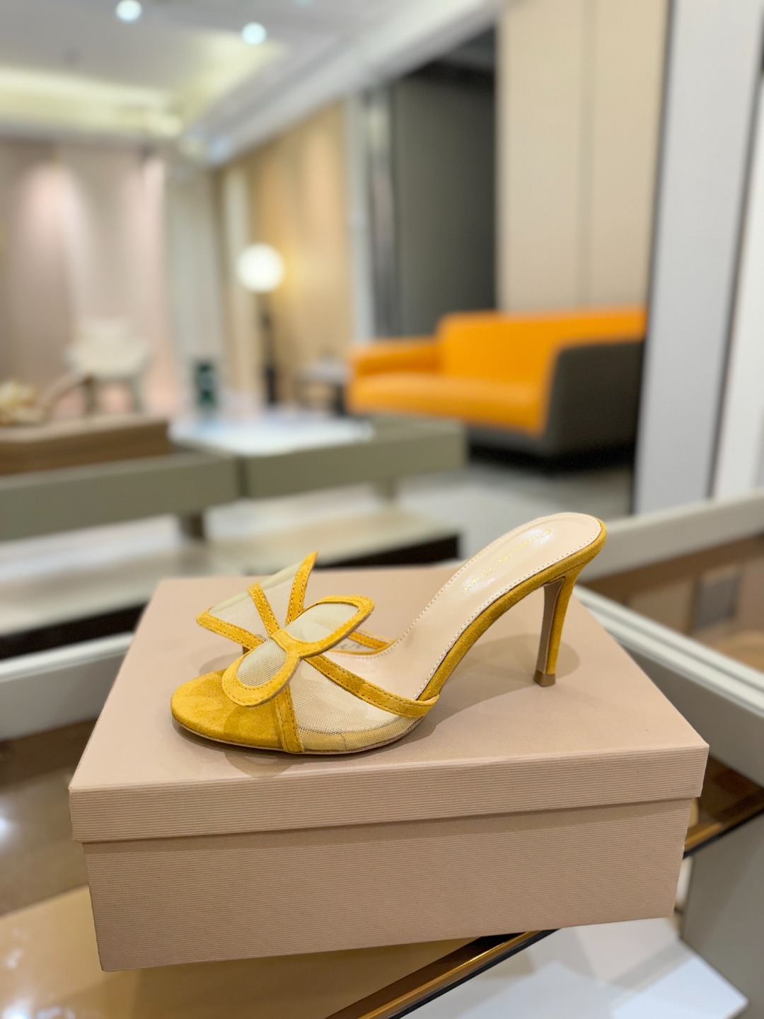 {拖鞋系}
Gianvito rossi
💕2025𝙨𝙨 这款高跟拖鞋
极简主义