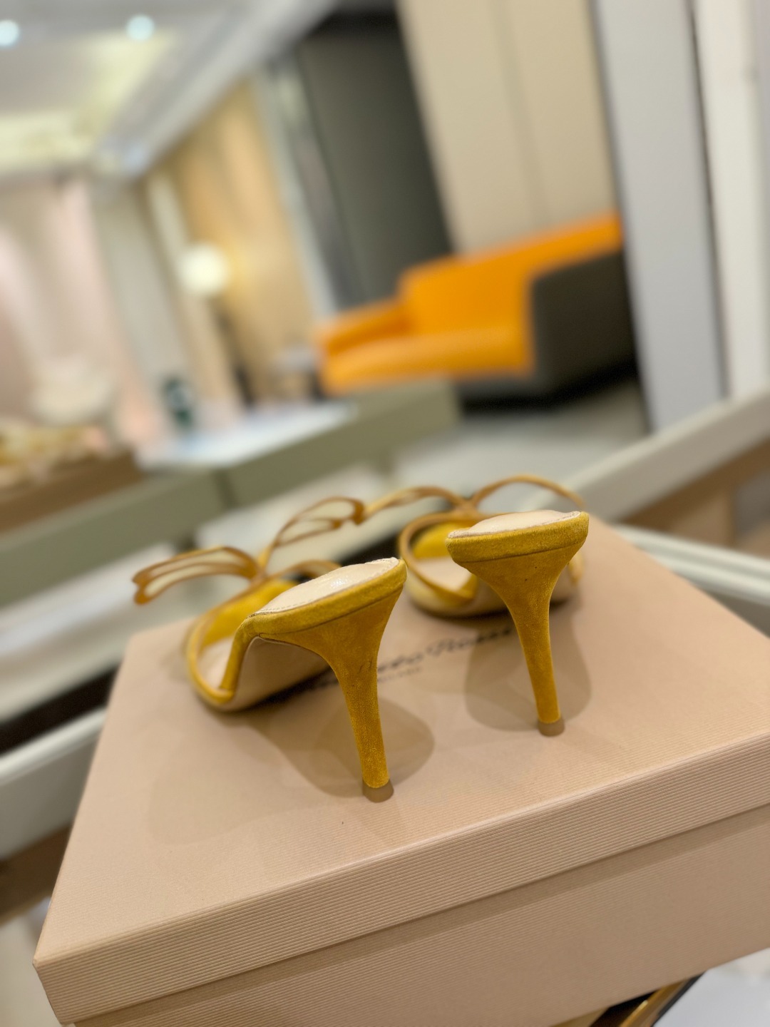 {拖鞋系}
Gianvito rossi
💕2025𝙨𝙨 这款高跟拖鞋
极简主义