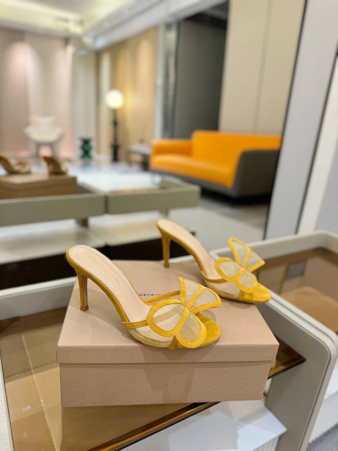 {拖鞋系}
Gianvito rossi
💕2025𝙨𝙨 这款高跟拖鞋
极简主义