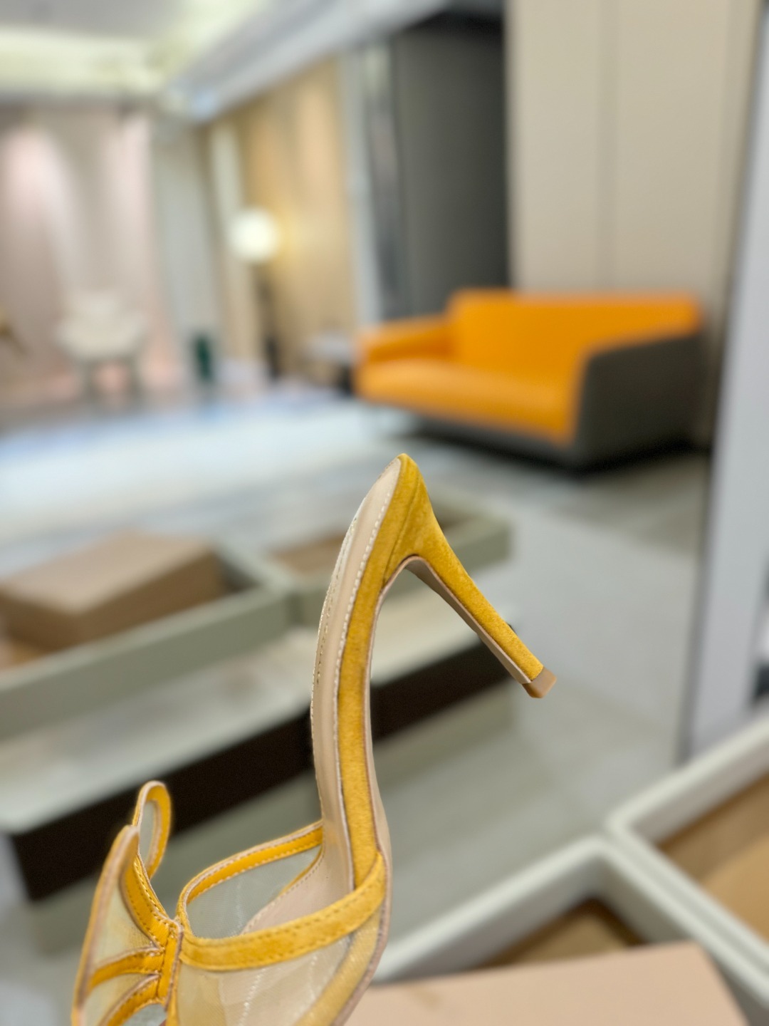 {拖鞋系}
Gianvito rossi
💕2025𝙨𝙨 这款高跟拖鞋
极简主义