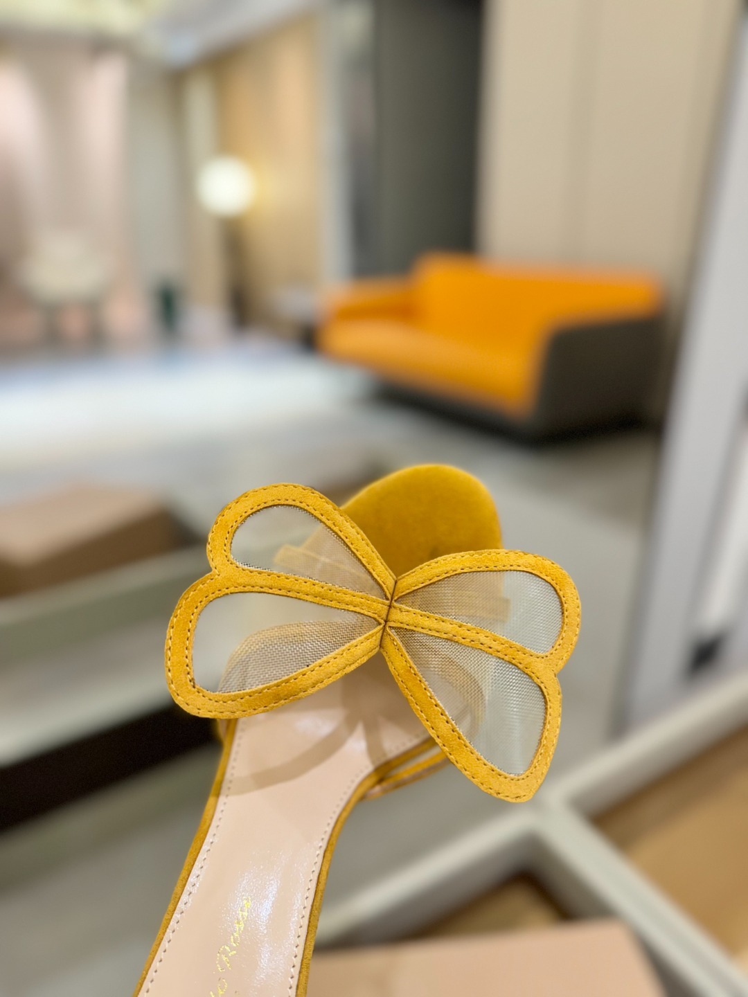 {拖鞋系}
Gianvito rossi
💕2025𝙨𝙨 这款高跟拖鞋
极简主义
