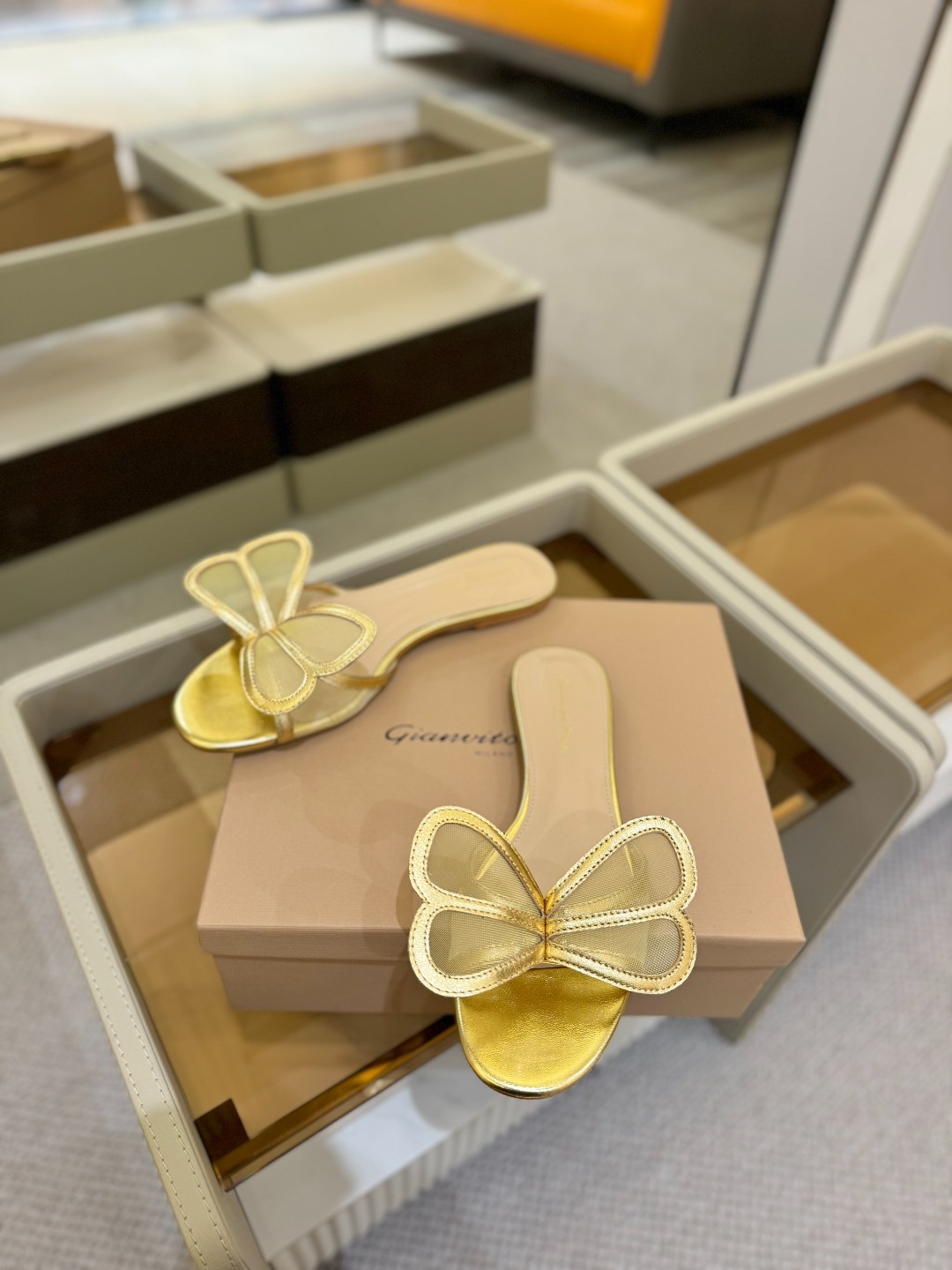 {拖鞋系}
Gianvito rossi
💕2025𝙨𝙨 这款平跟拖鞋
极简主义