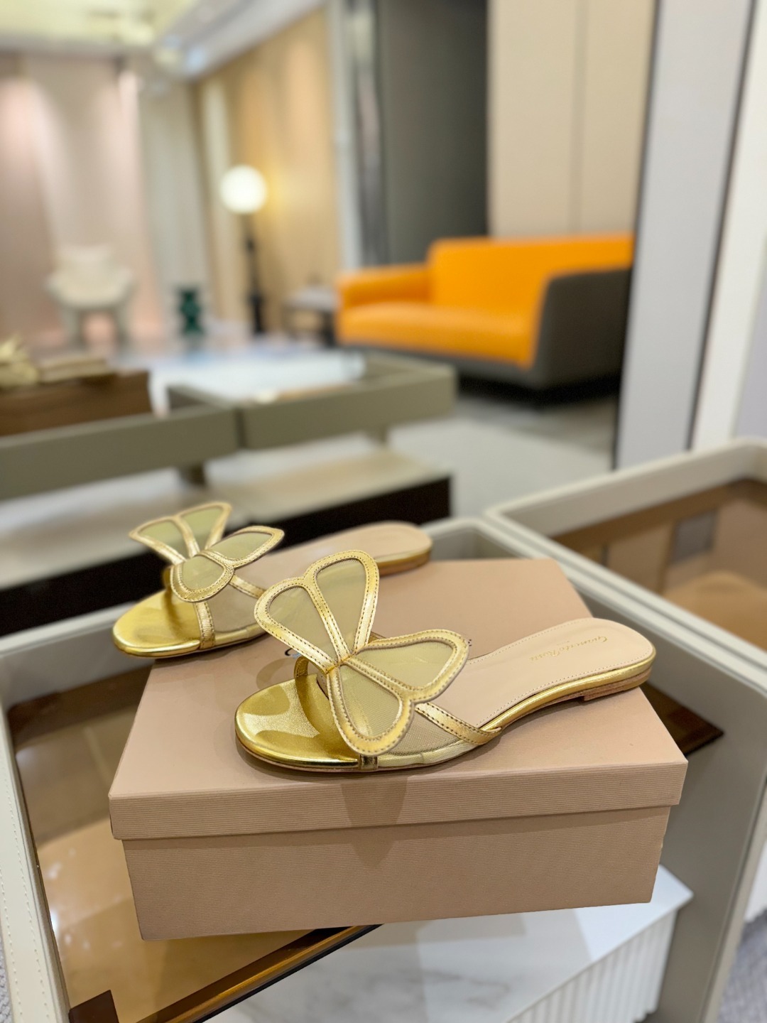 {拖鞋系}
Gianvito rossi
💕2025𝙨𝙨 这款平跟拖鞋
极简主义