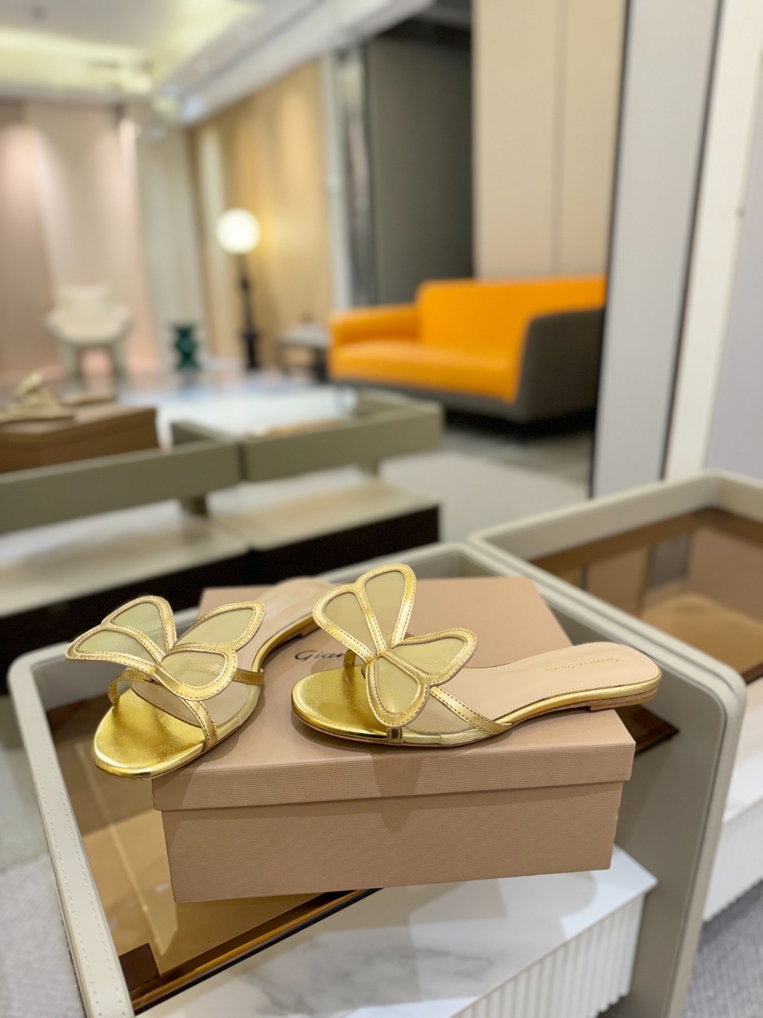 {拖鞋系}
Gianvito rossi
💕2025𝙨𝙨 这款平跟拖鞋
极简主义