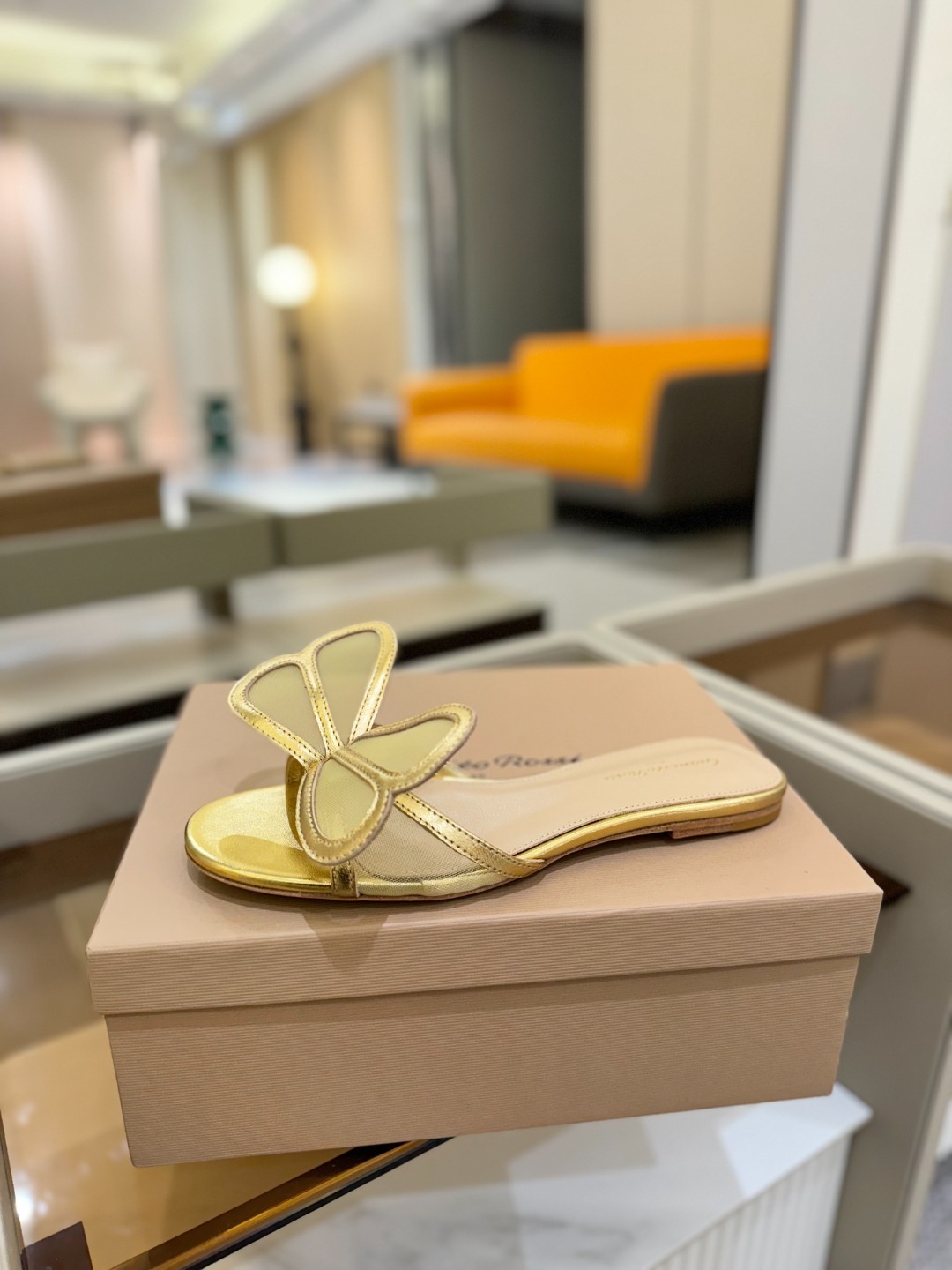 {拖鞋系}
Gianvito rossi
💕2025𝙨𝙨 这款平跟拖鞋
极简主义