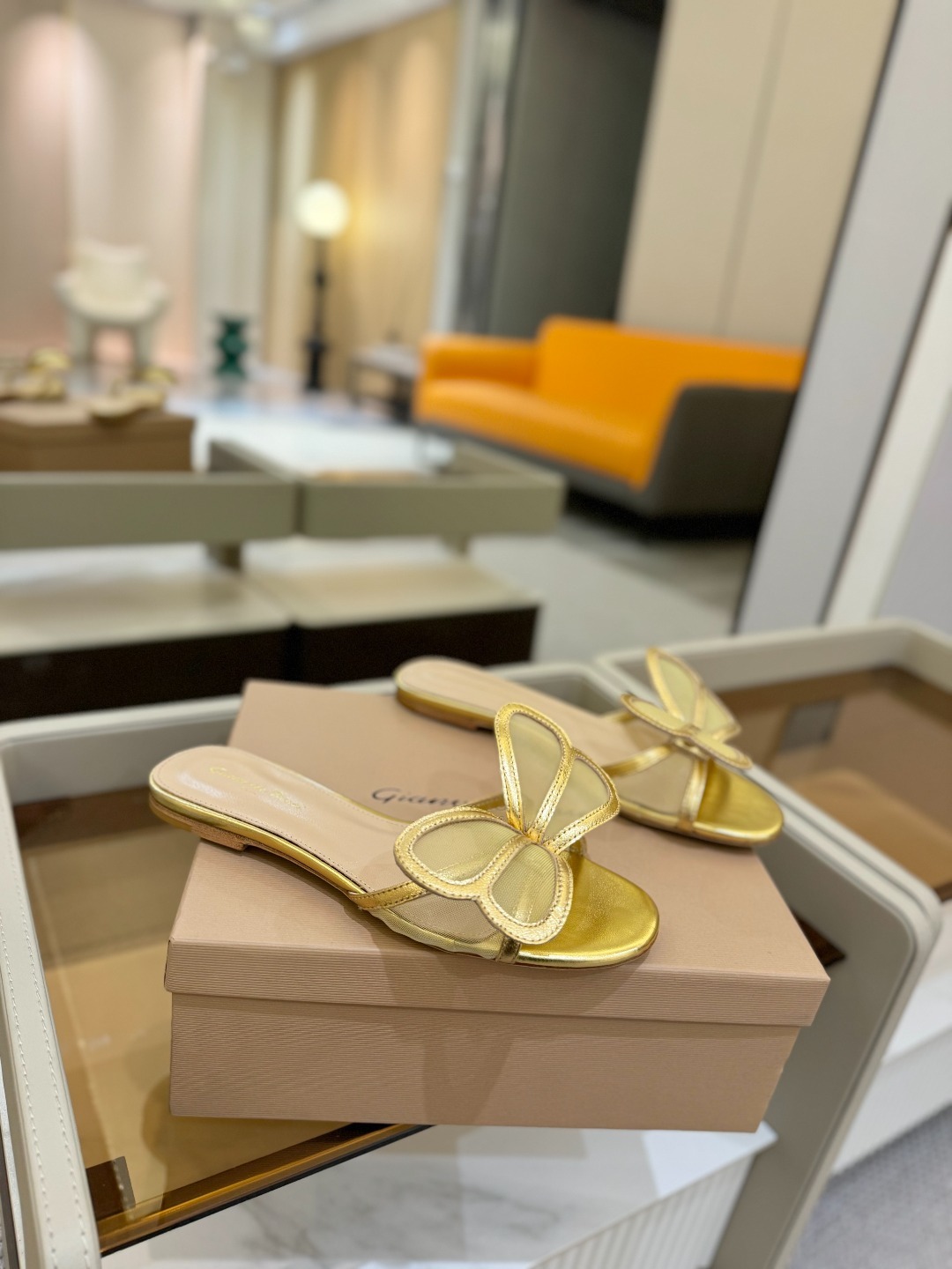 {拖鞋系}
Gianvito rossi
💕2025𝙨𝙨 这款平跟拖鞋
极简主义