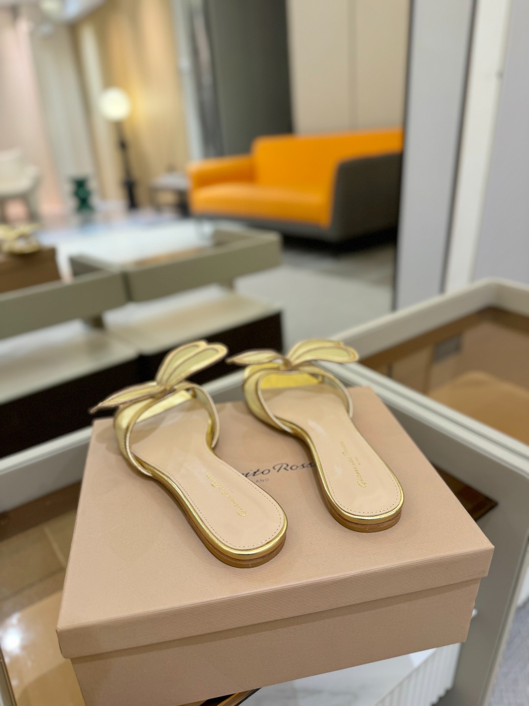 {拖鞋系}
Gianvito rossi
💕2025𝙨𝙨 这款平跟拖鞋
极简主义