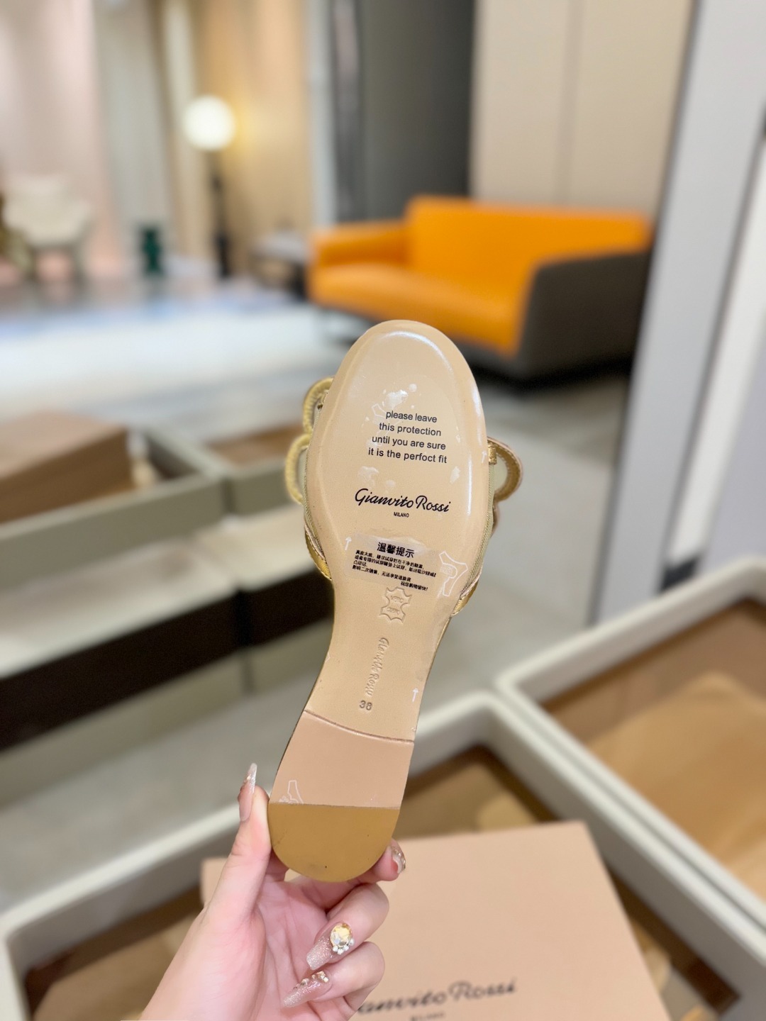 {拖鞋系}
Gianvito rossi
💕2025𝙨𝙨 这款平跟拖鞋
极简主义