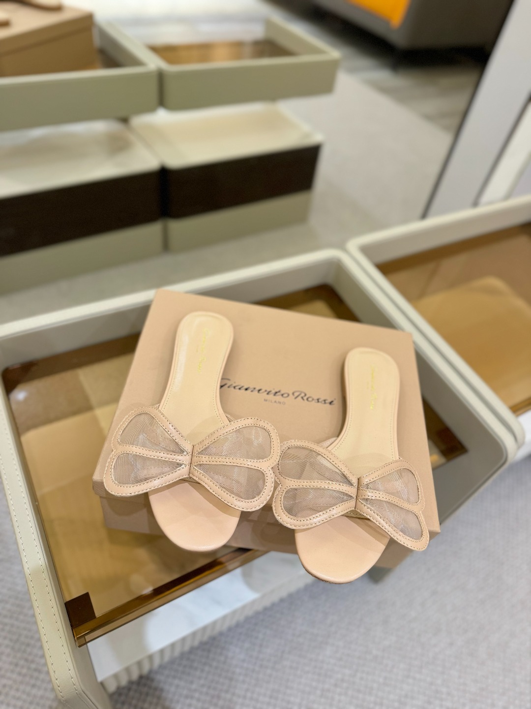 {拖鞋系}
Gianvito rossi
💕2025𝙨𝙨 这款平跟拖鞋
极简主义