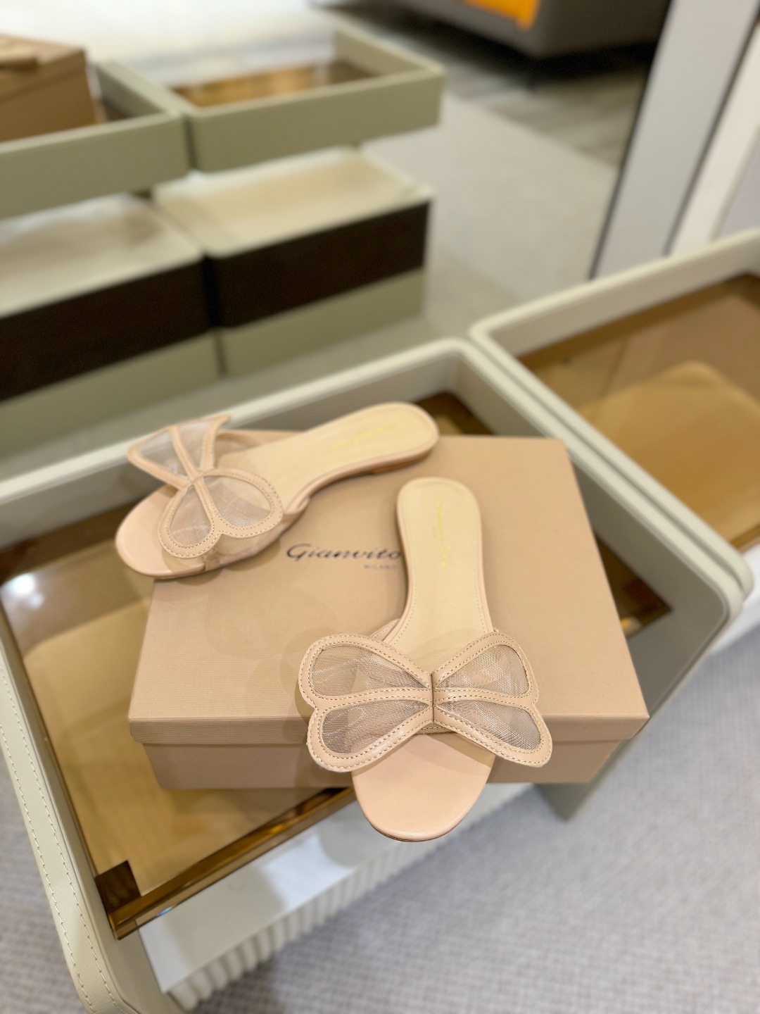 {拖鞋系}
Gianvito rossi
💕2025𝙨𝙨 这款平跟拖鞋
极简主义