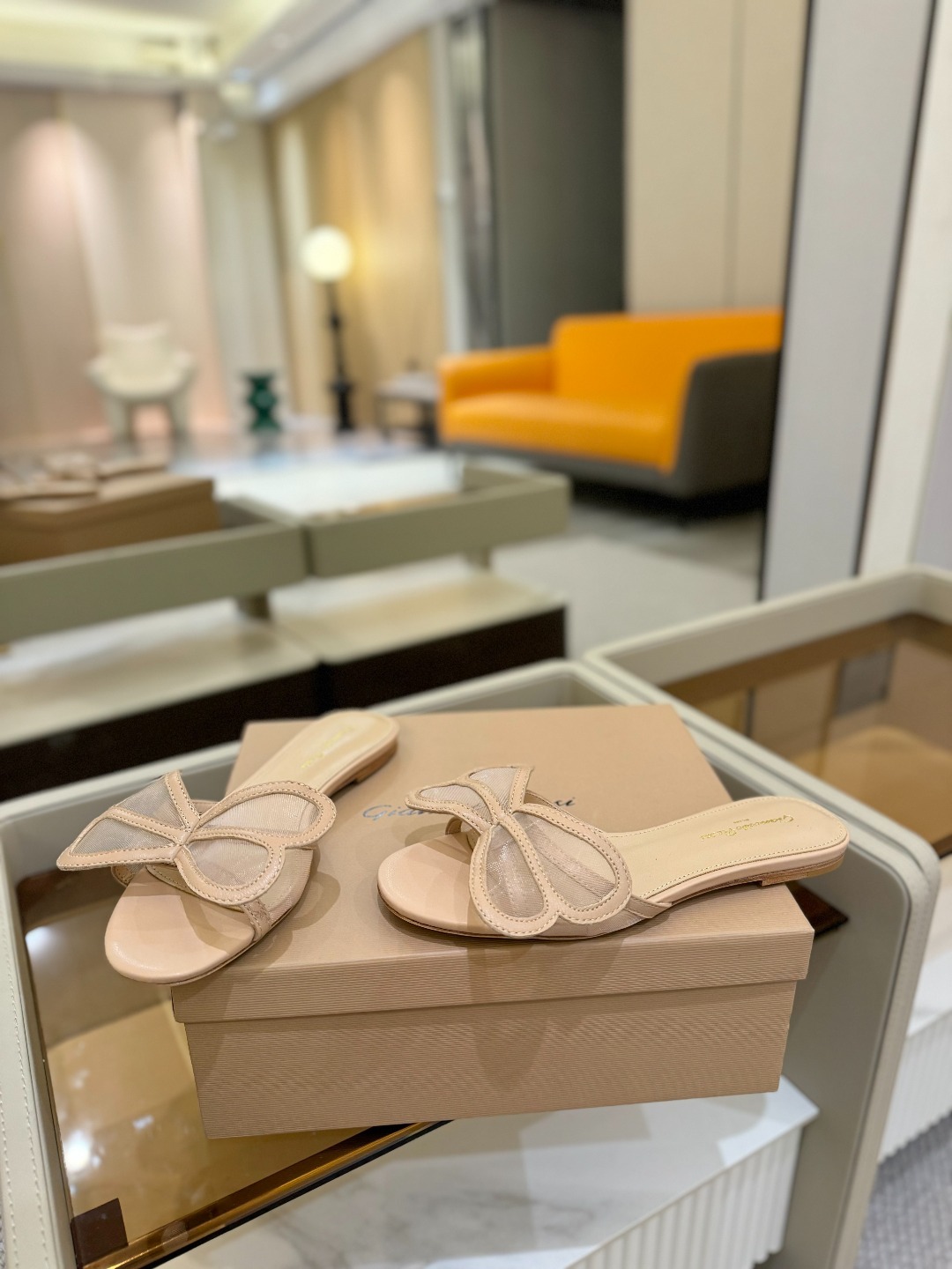 {拖鞋系}
Gianvito rossi
💕2025𝙨𝙨 这款平跟拖鞋
极简主义