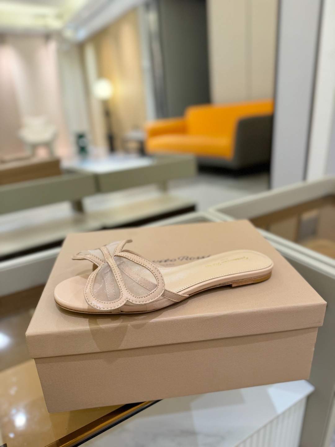 {拖鞋系}
Gianvito rossi
💕2025𝙨𝙨 这款平跟拖鞋
极简主义