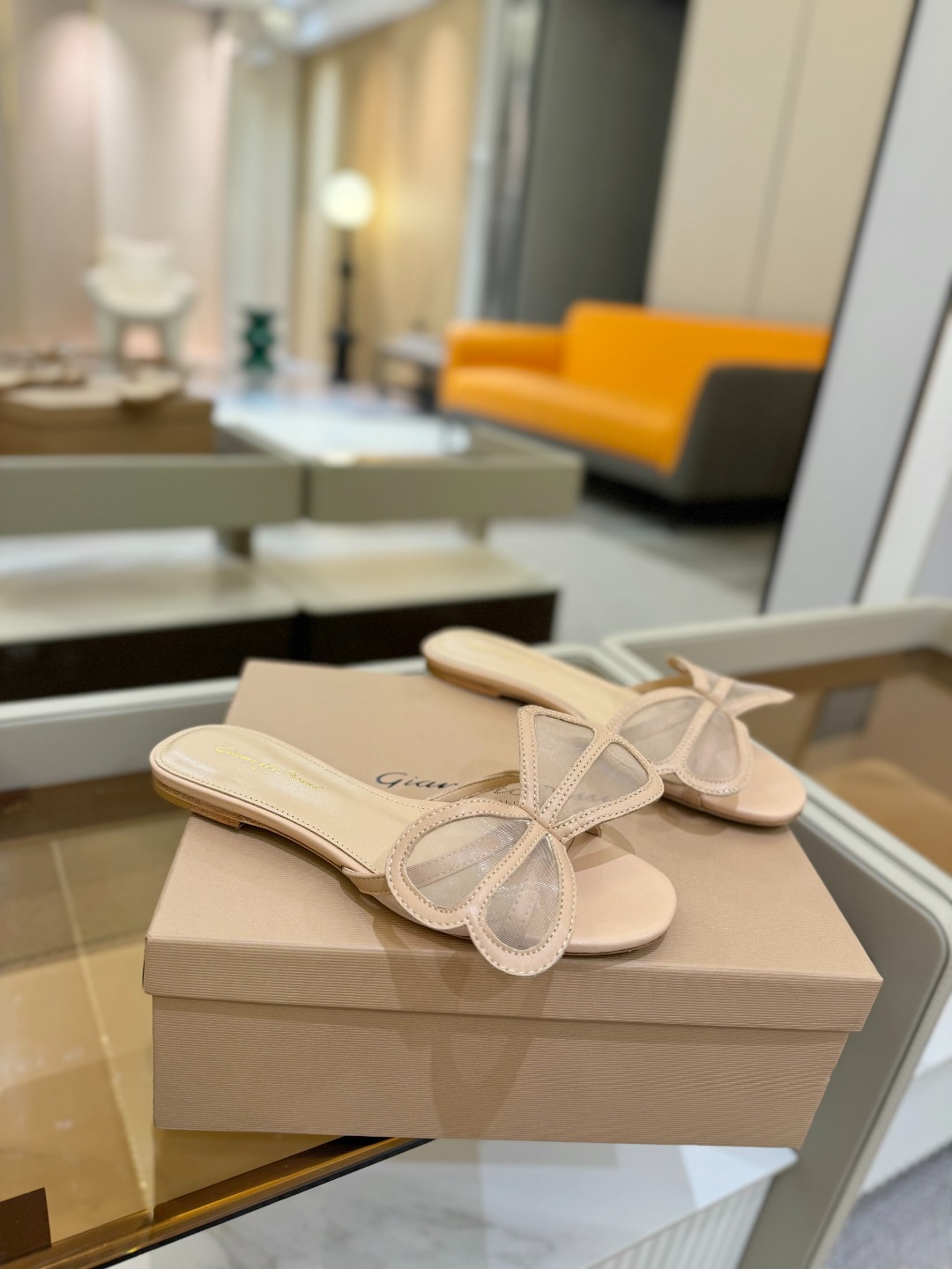 {拖鞋系}
Gianvito rossi
💕2025𝙨𝙨 这款平跟拖鞋
极简主义