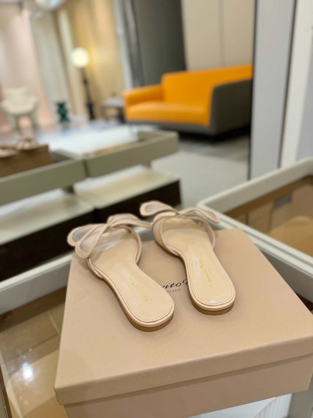 {拖鞋系}
Gianvito rossi
💕2025𝙨𝙨 这款平跟拖鞋
极简主义