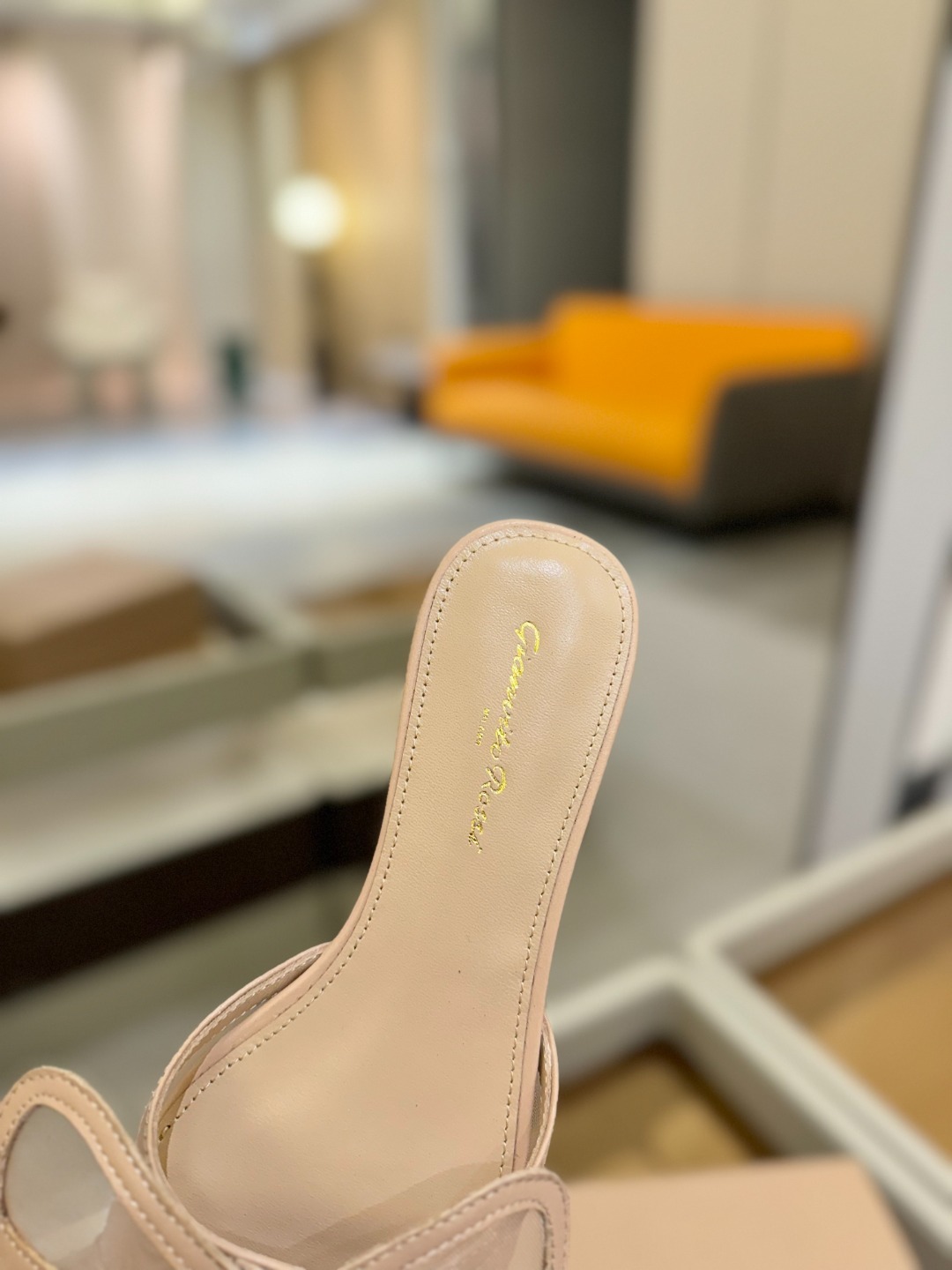 {拖鞋系}
Gianvito rossi
💕2025𝙨𝙨 这款平跟拖鞋
极简主义