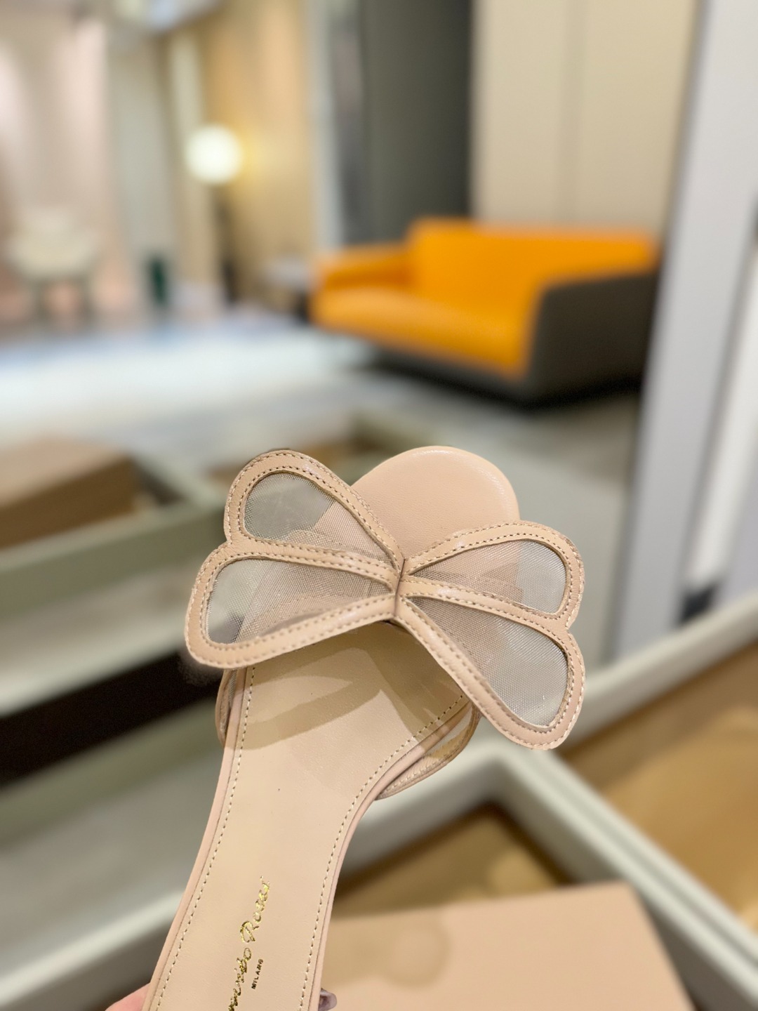 {拖鞋系}
Gianvito rossi
💕2025𝙨𝙨 这款平跟拖鞋
极简主义