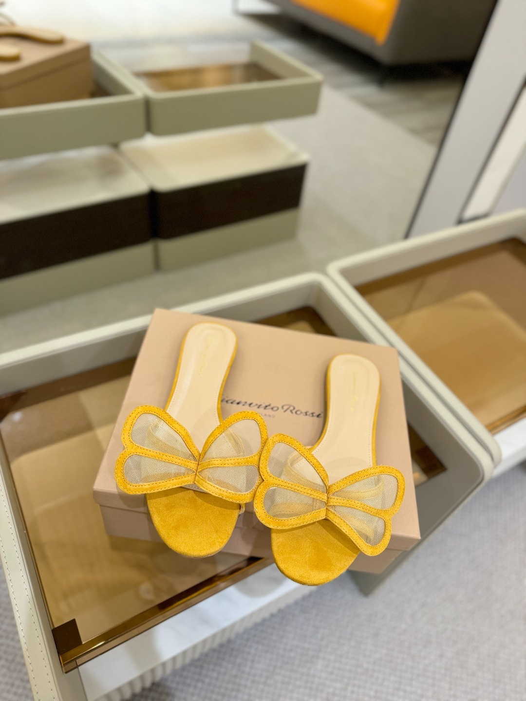 {拖鞋系}
Gianvito rossi
💕2025𝙨𝙨 这款平跟拖鞋
极简主义