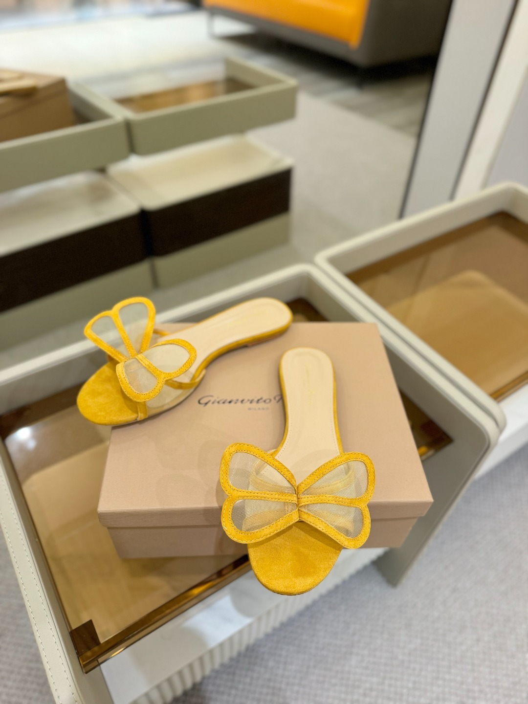 {拖鞋系}
Gianvito rossi
💕2025𝙨𝙨 这款平跟拖鞋
极简主义