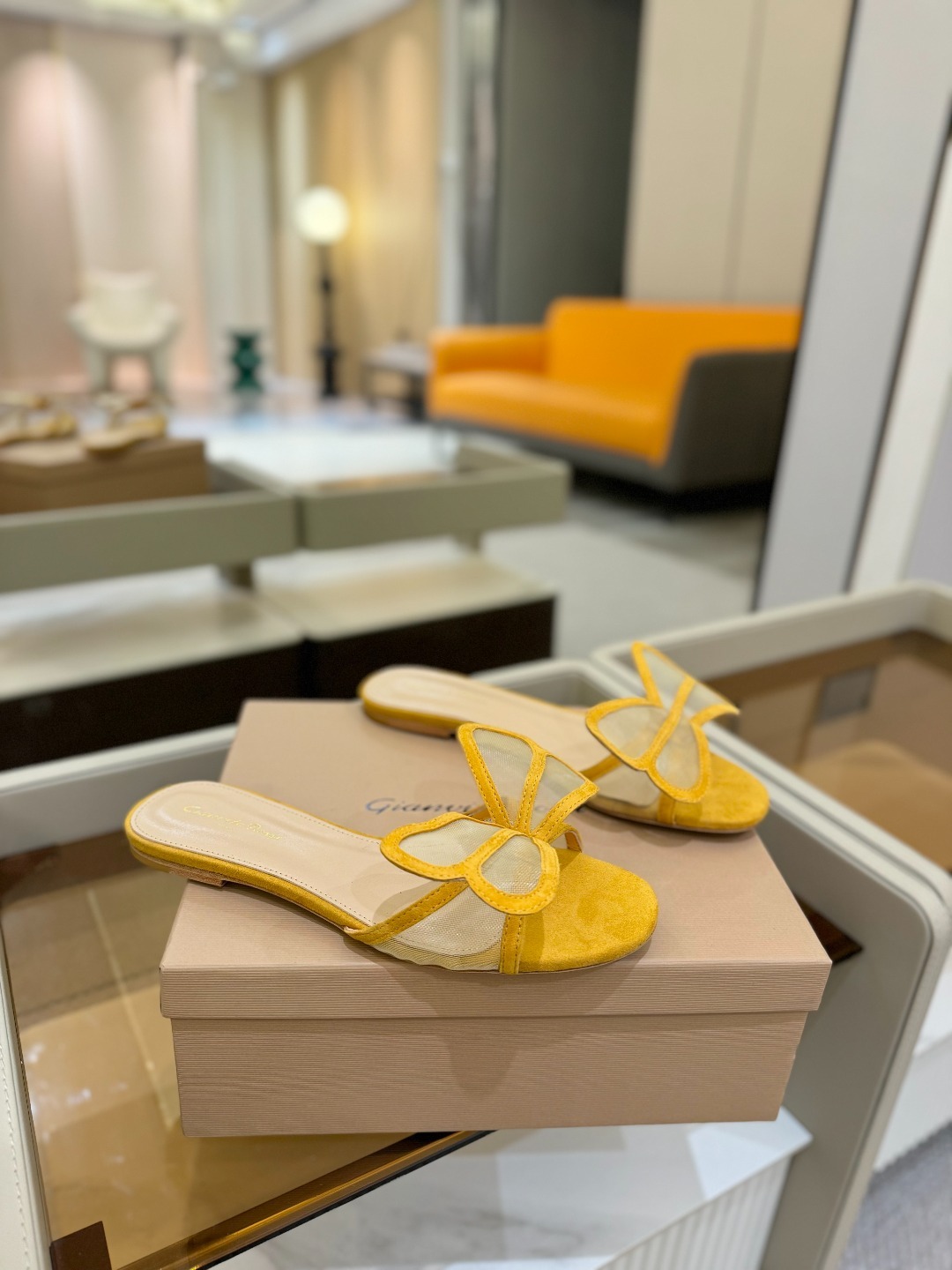 {拖鞋系}
Gianvito rossi
💕2025𝙨𝙨 这款平跟拖鞋
极简主义